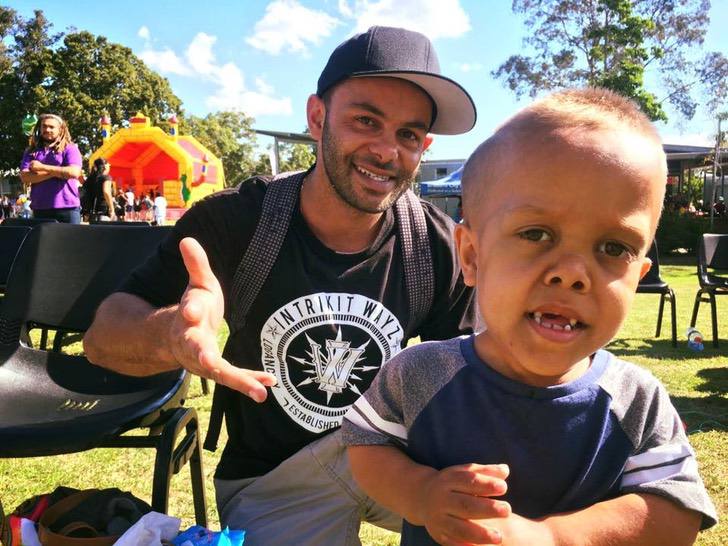 Niño de 5 años y su perro padecen de enanismo. En él encuentra la confianza que otros le quitaron