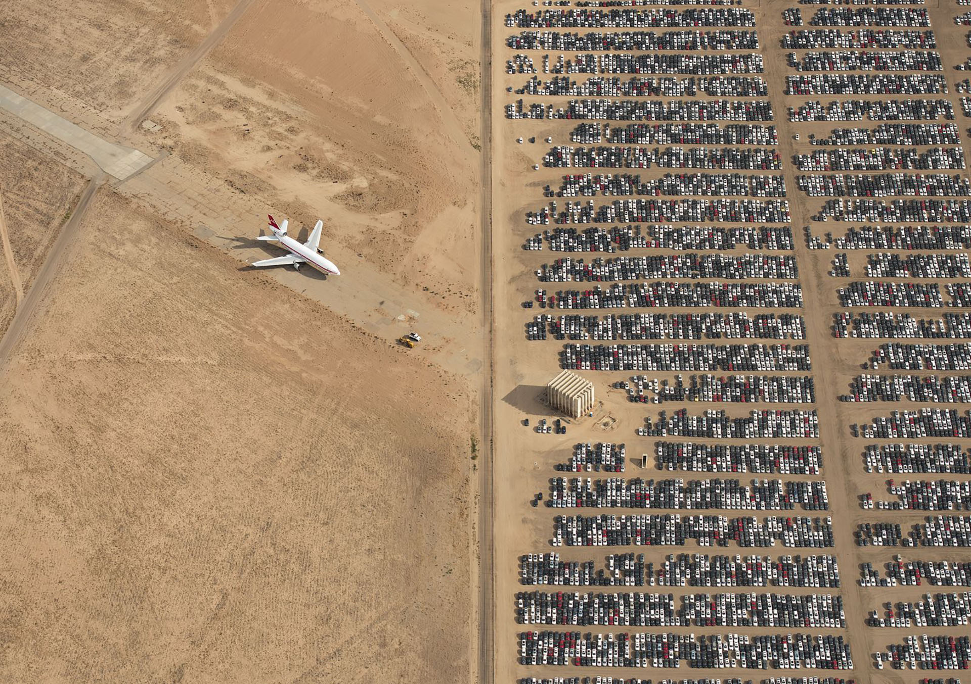 Avión frente cementerio de autos en Mojave, California.