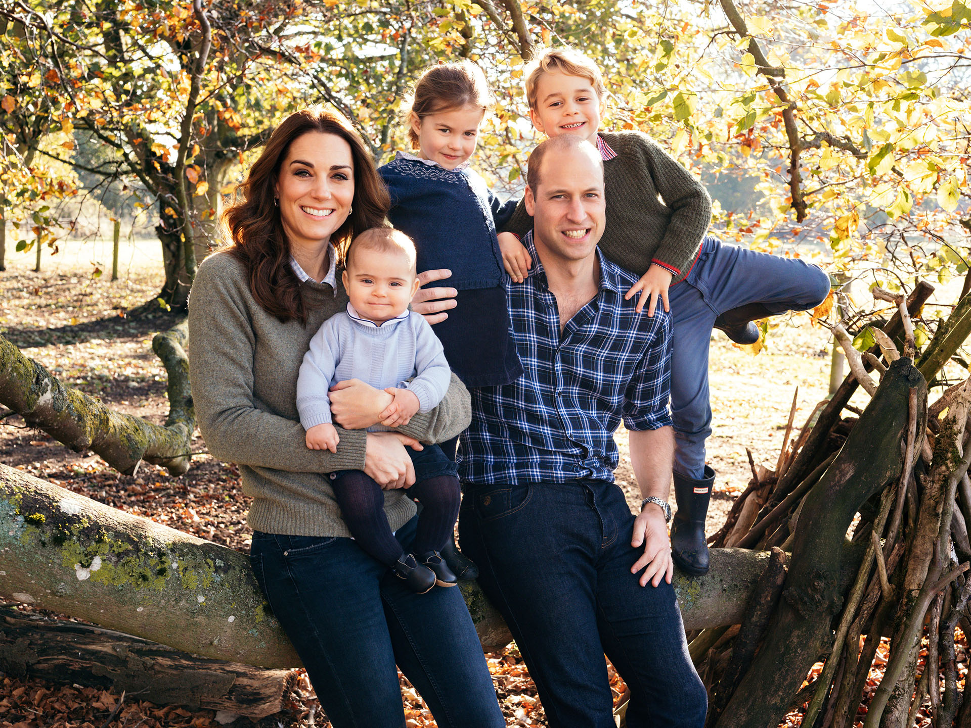 Los duques de Cambridge junto a sus tres hijos, Príncipe Louis, Princesa Charlotte y Príncipe George ((Matt Porteous/Handout via REUTERS)