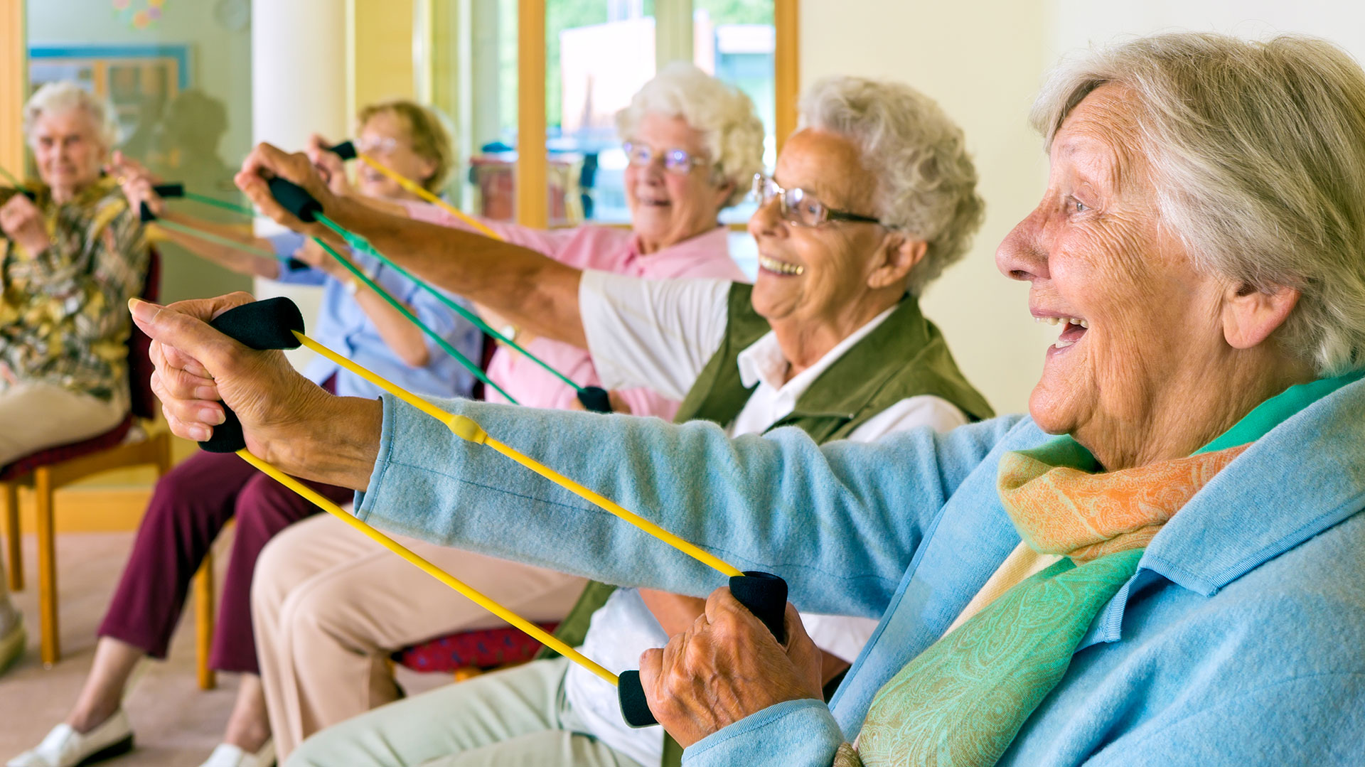 A nivel mundial, la tasa entre los ancianos ha tendido a ser más alta que entre los jóvenes y los de mediana edad, pero en la mayoría de los lugares también ha disminuido más rápidamente (iStock)