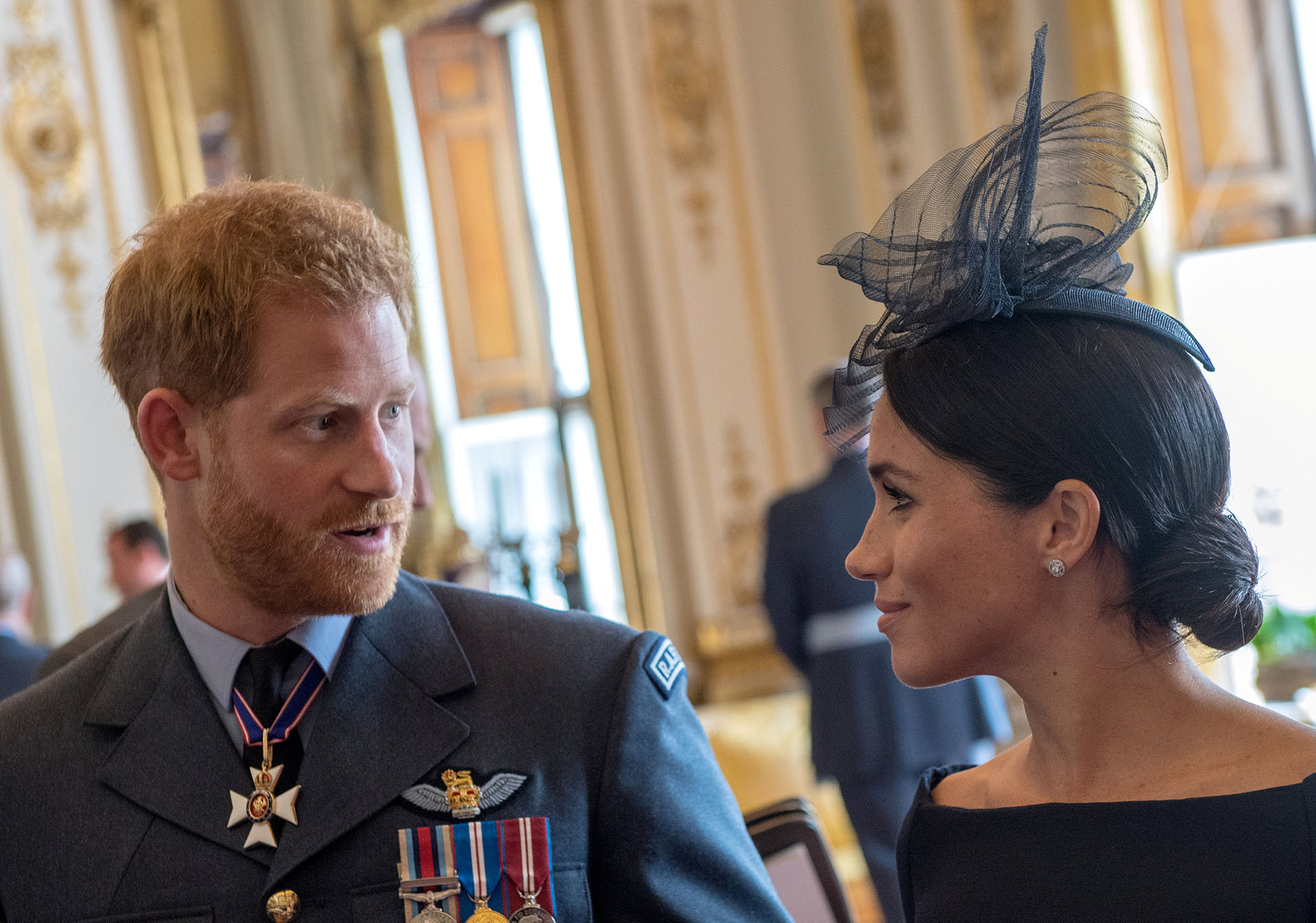 El príncipe Harry y Meghan Markle en Buckingham Palace, en London, Julio10, 2018 (Reuters)