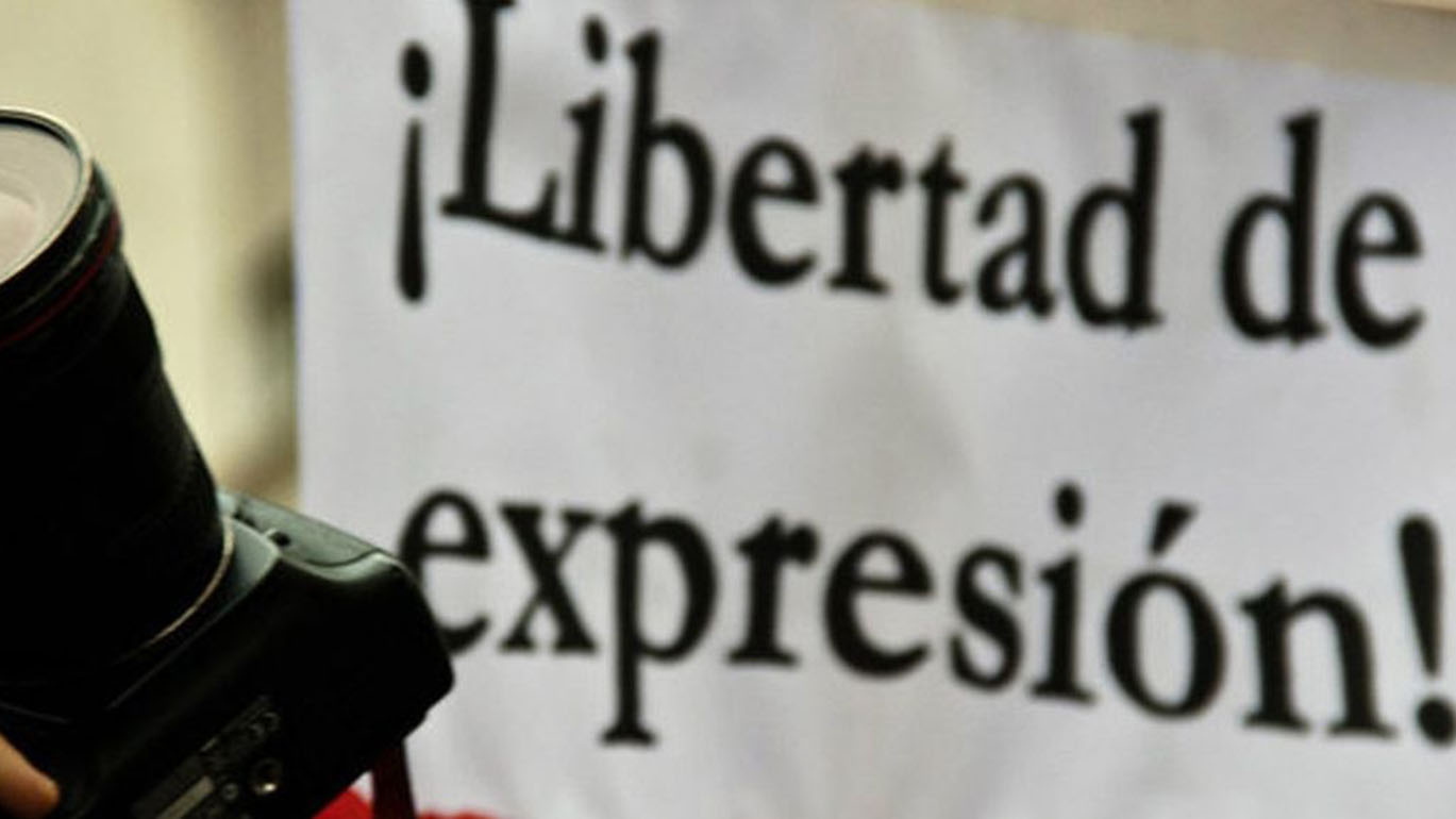 AMLO promete la libre expresión y protección a periodistas