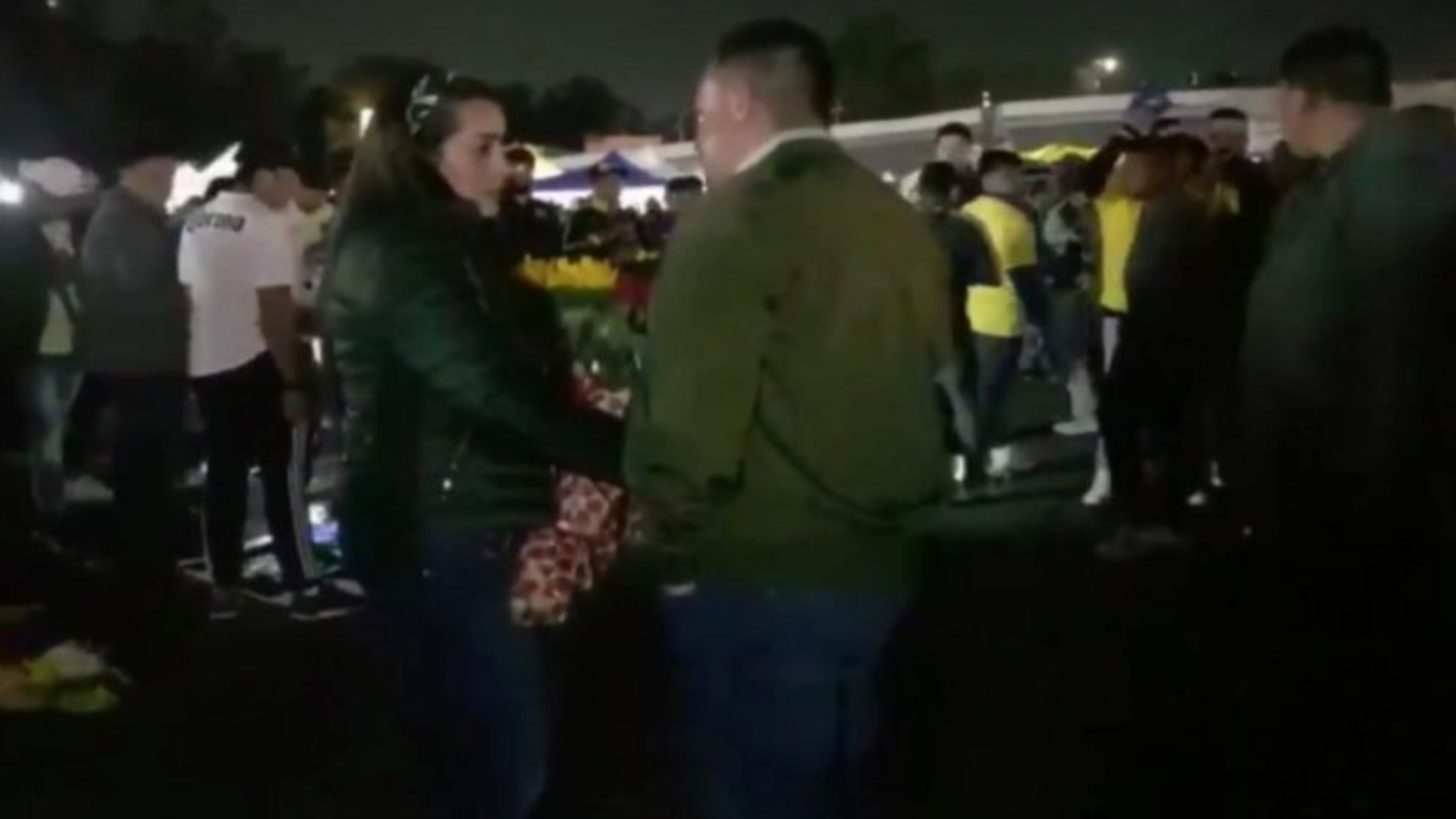 Un hombre le pidió matrimonio a su novia afuera del Estadio Azteca y la respuesta se hizo viral