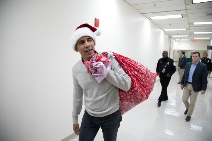 Como Obama no hay dos; Se viste de Santa para darles juguetes a niños enfermos