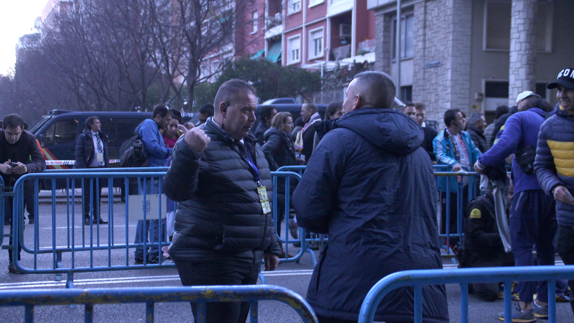 Una vez terminadas, el guardia dejó pasar al hincha de Boca Juniors. Foto: Tomás Orihuela