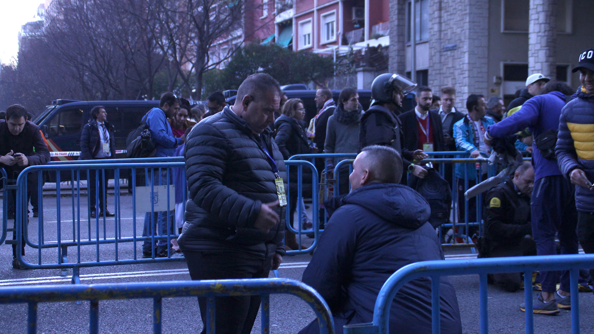 El abuso de autoridad de un guardia de seguridad con un hincha de Boca Juniors en la entrada al Santiago Bernabéu