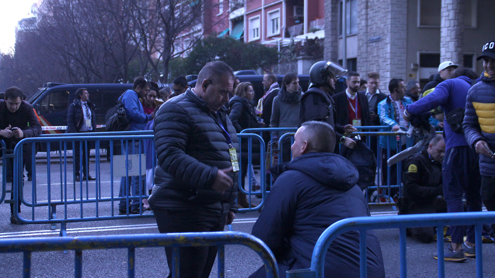 El hincha no tuvo más remedio que hacer lo que le pedía el guardia. Foto: Tomás Orihuela