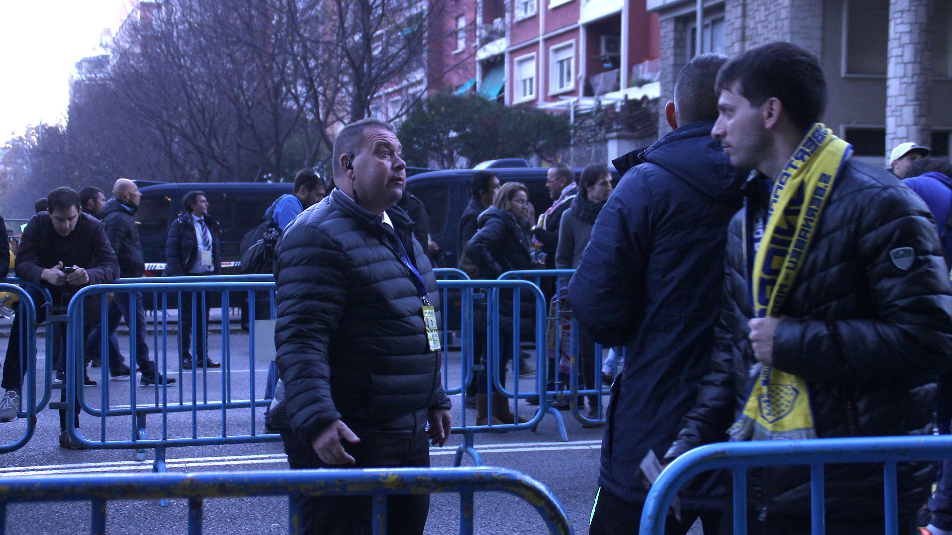 Momento en el que el guardia de seguridad inicia la conversación con el hincha. Foto: Tomás Orihuela