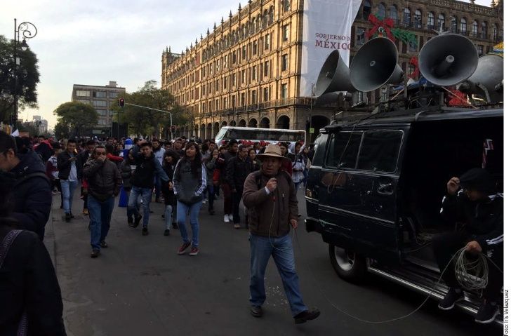 Protestan frente al Palacio Nacional con solicitudes para AMLO