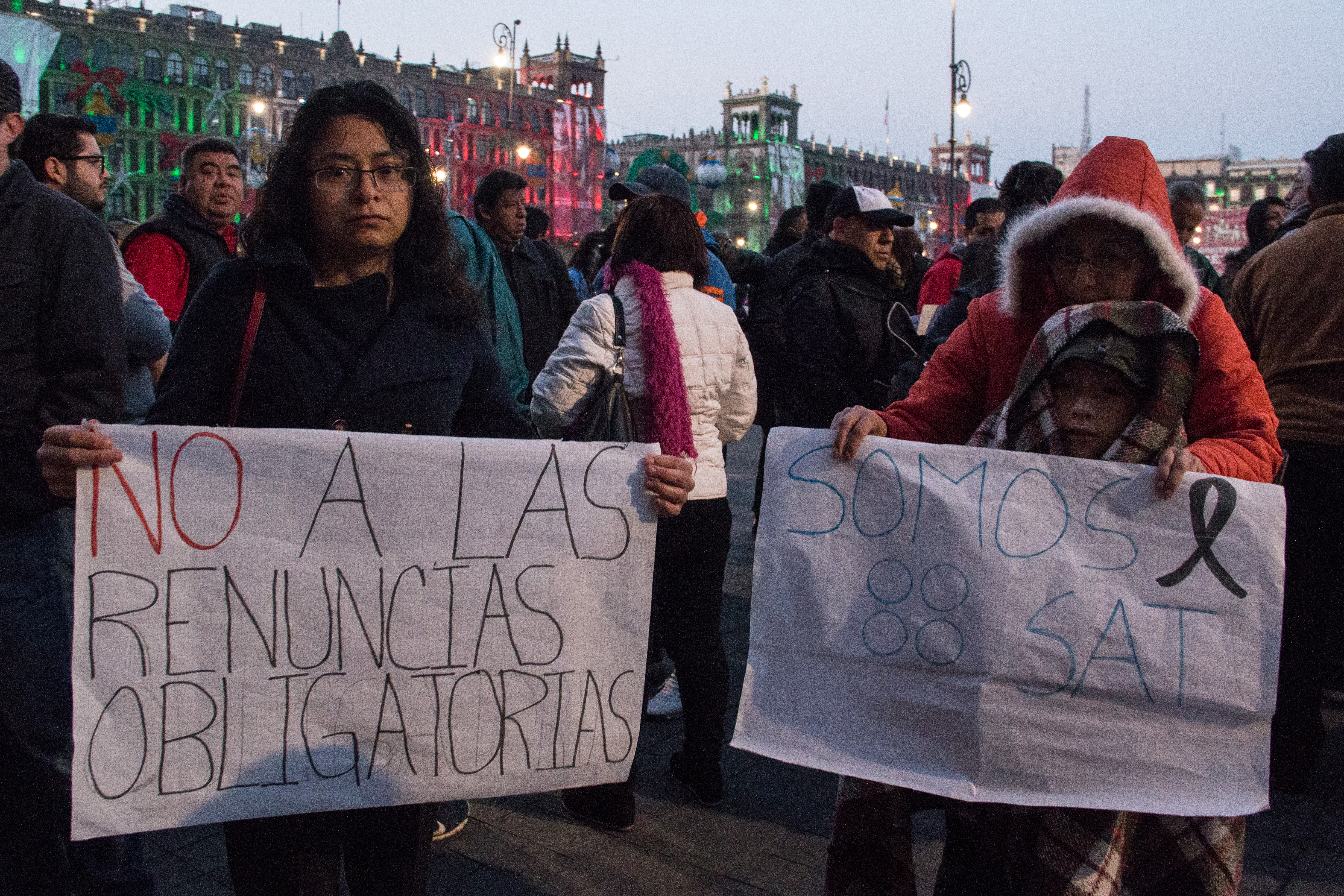 Trabajadores despedidos del Servicio de Administración Tributaria (SAT) se han manifestado en  frente a Palacio Nacional en contra de la reducción empleos en la burocracia. (Foto: Andrea Murcia /CUARTOSCURO.COM