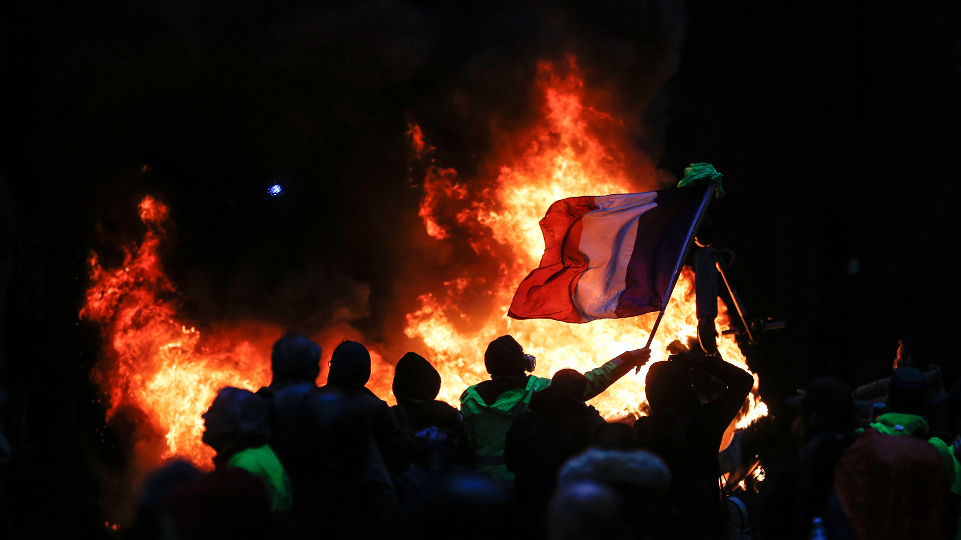 Las protestas en París fueron multitudinarias y violentas. (Photo by Geoffroy VAN DER HASSELT / AFP)