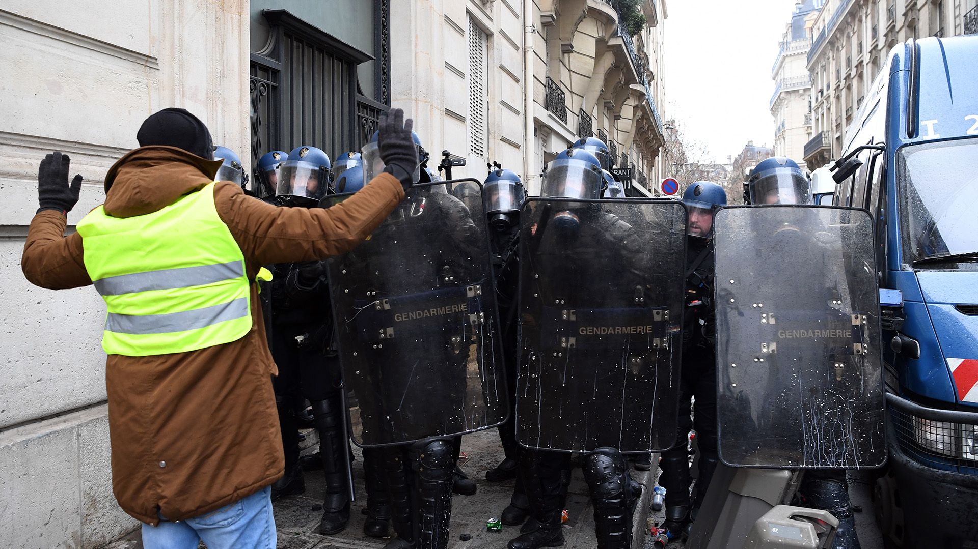 Macron cedió la semana pasada a algunas de las demandas de los manifestantes. Anuló el alza del gravamen a los combustibles, que formaba parte de un plan para combatir el cambio climático, y congeló los precios del gas y la electricidad durante los próximos meses (Photo by Eric FEFERBERG / AFP)