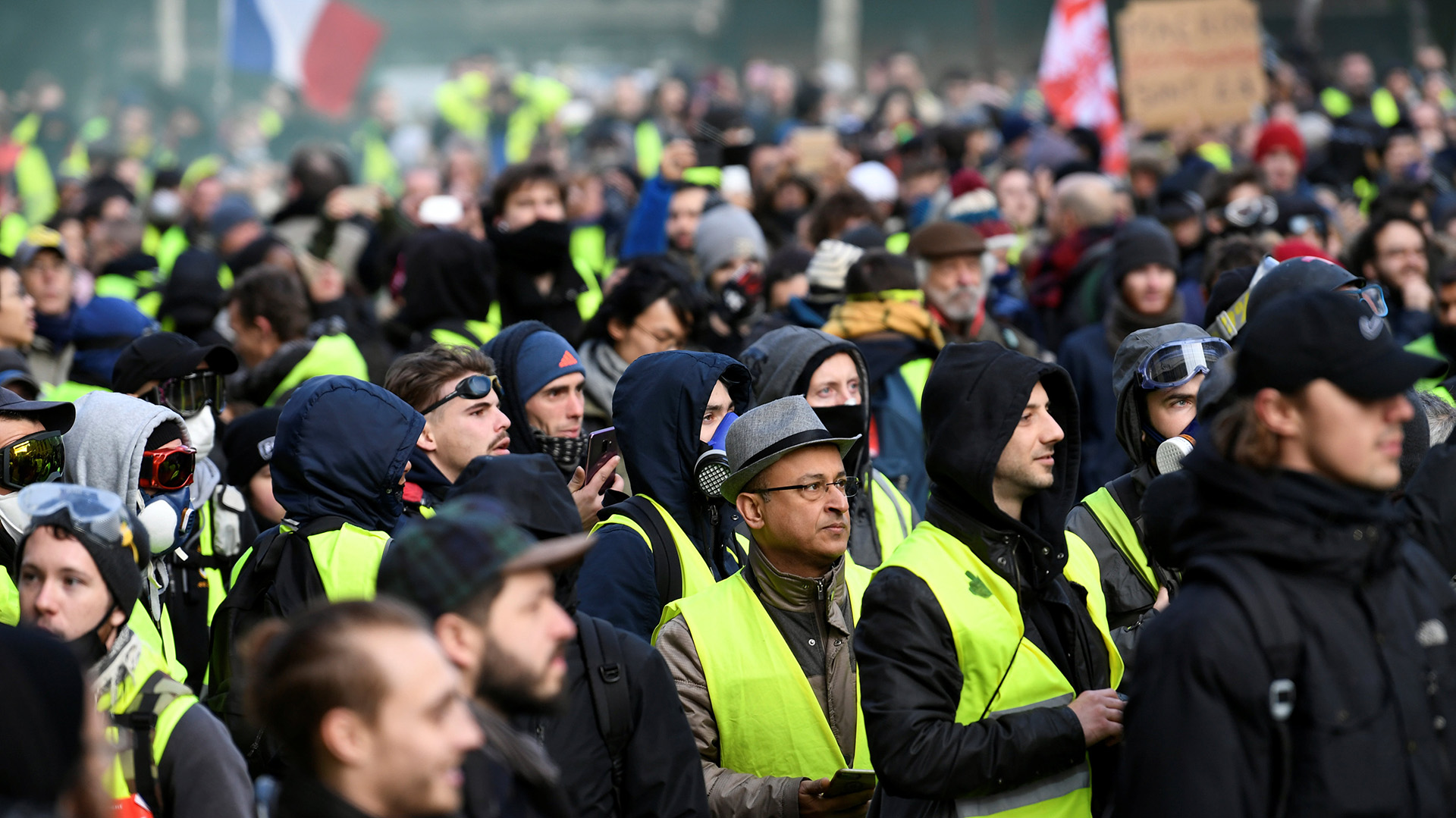 En toda Francia se han desplegado medidas de seguridad excepcionales, sobre todo en París, donde las escenas de guerrilla urbana del pasado sábado impactaron al país y al mundo (REUTERS/Piroschka van de Wouw)