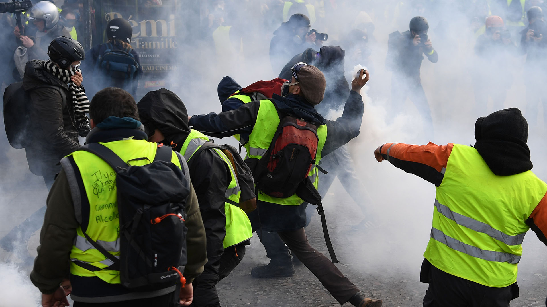 Manifestantes en las zonas adyacente a los Campos Elíseos, cerca del Arco del Triunfo, epicentro de los disturbios del fin de semana pasado. (AFP)