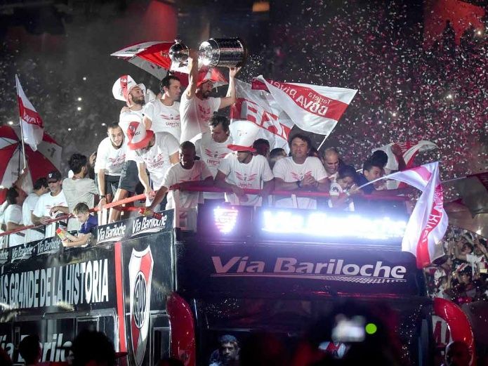 River Plate llega a su Argentina y festeja su título de Copa Libertadores