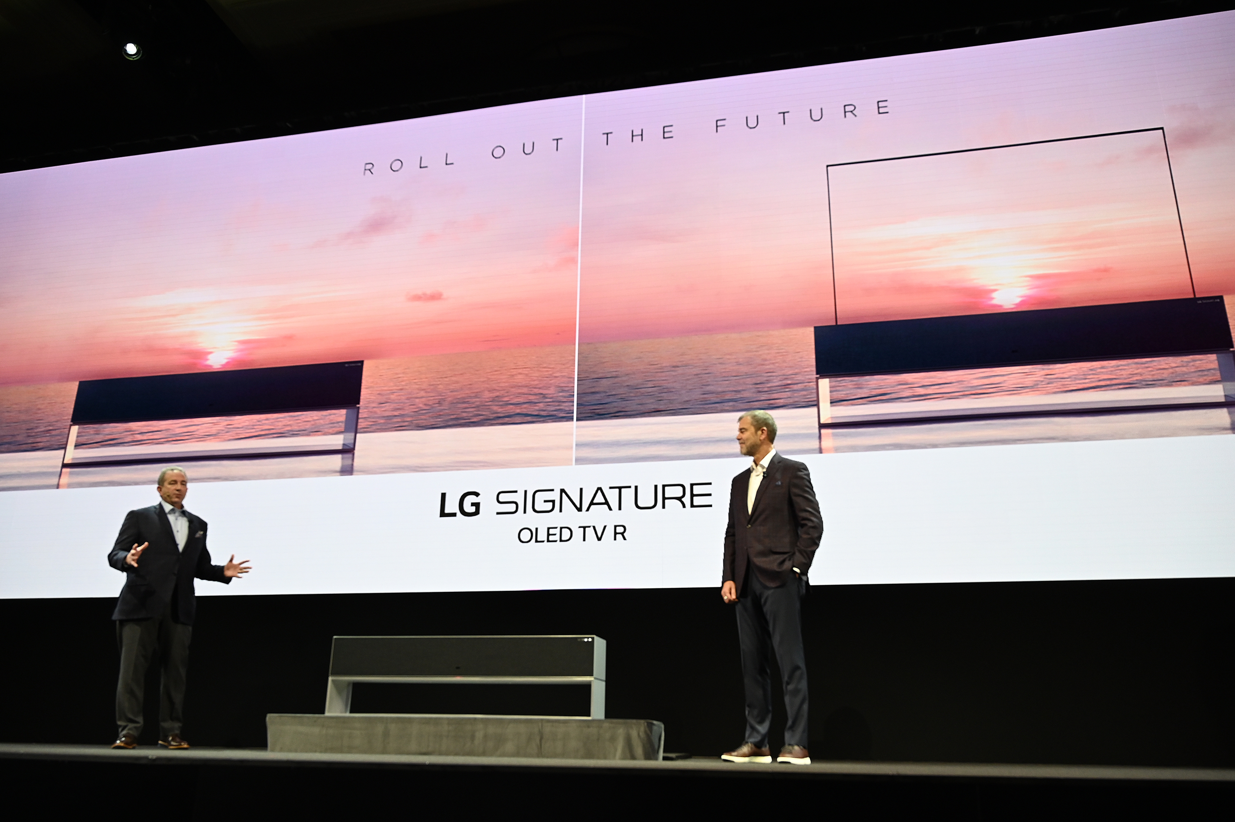 El vicepresidente senior de LG, David VanderWaal, y el director sénior de marketing de entretenimiento para el hogar de LG, Tim Alessi , presentaron el OLED TV R, una televisión enrollable (AFP)