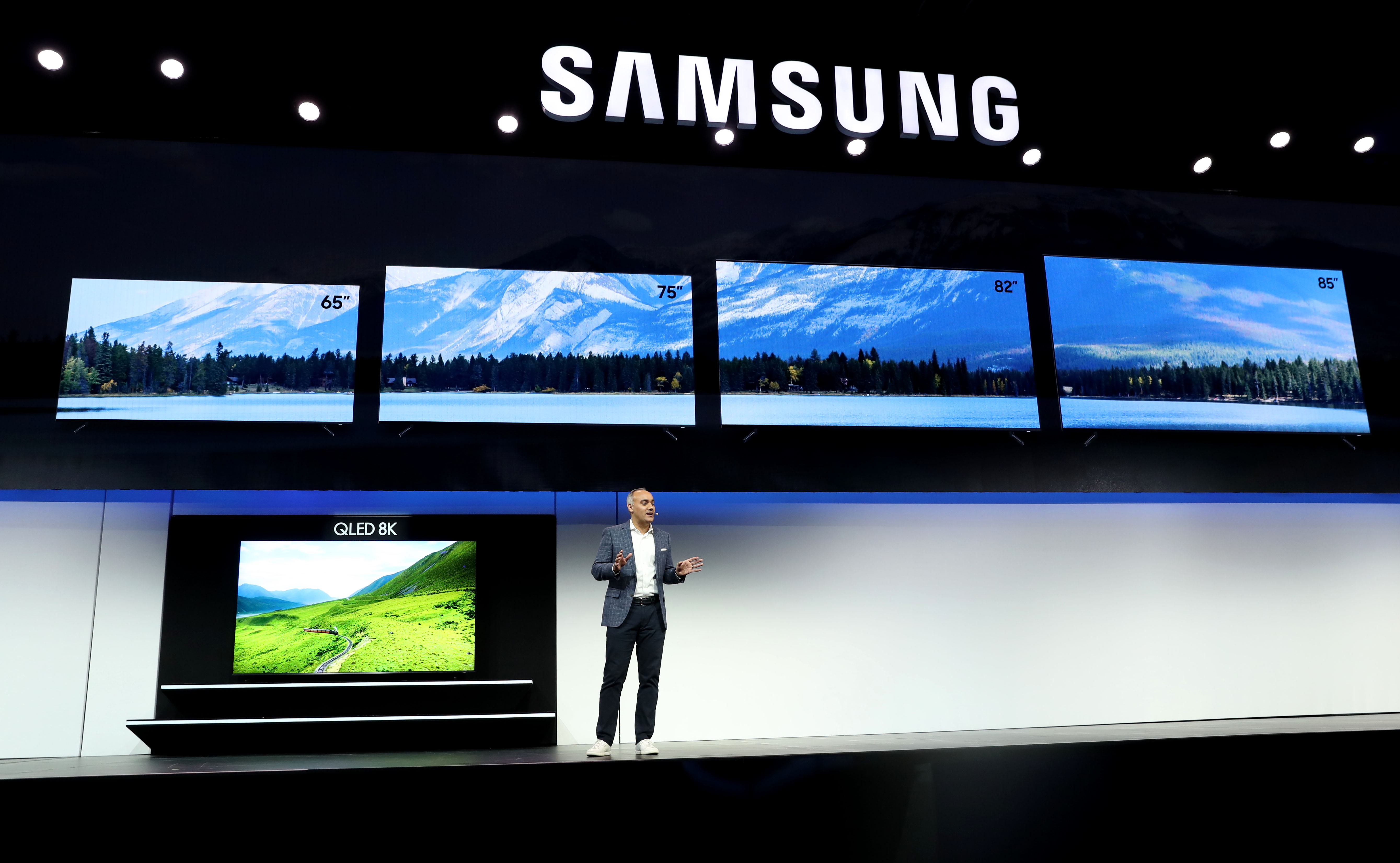 El vicepresidente senior de Samsung Electronics America, Dave Das, anuncia el nuevo televisor Samsung QLED 8K durante un evento de Samsung previo al CES 2019 en el Mandalay Bay Convention Center  (AFP)