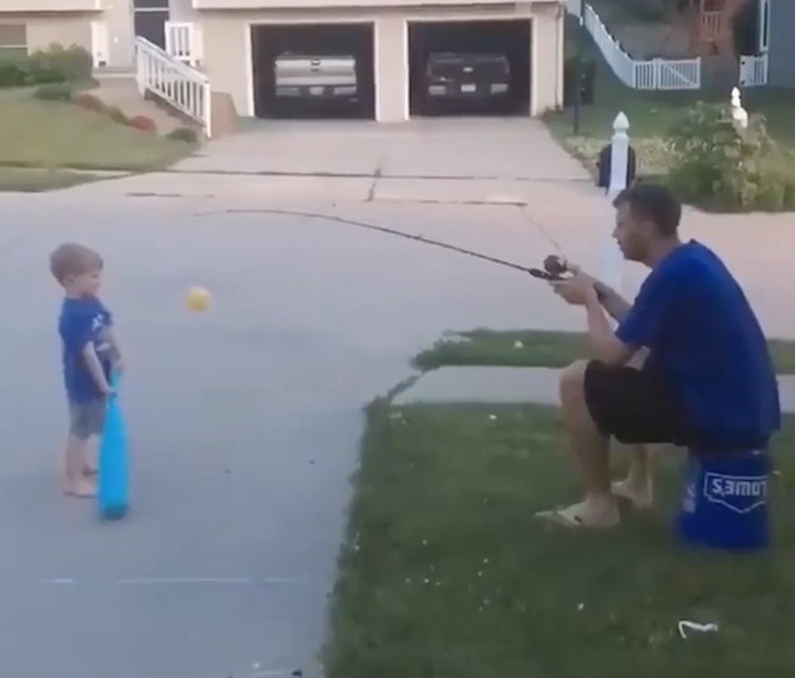 Ata una pelota a una caña de pescar y deja que su hijo la lance “lejos”. No está dispuesto a cansarse