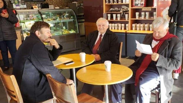 Critican a AMLO por hacer parada en Starbucks