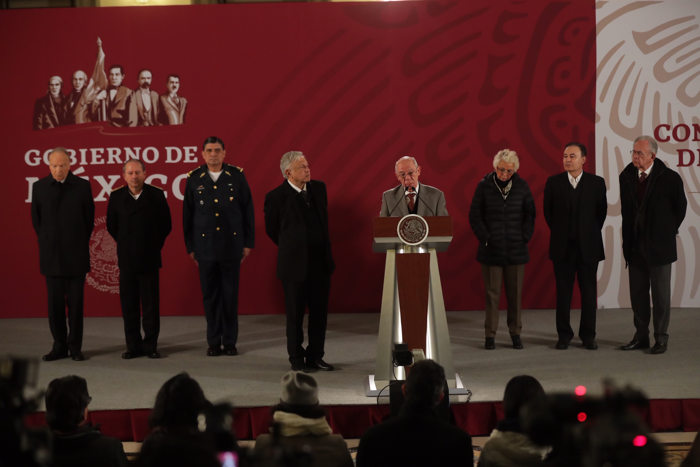 Es la 4ta pero todos están en la 3ra ¿Porque no hay sillas en la Conferencia Matutina?