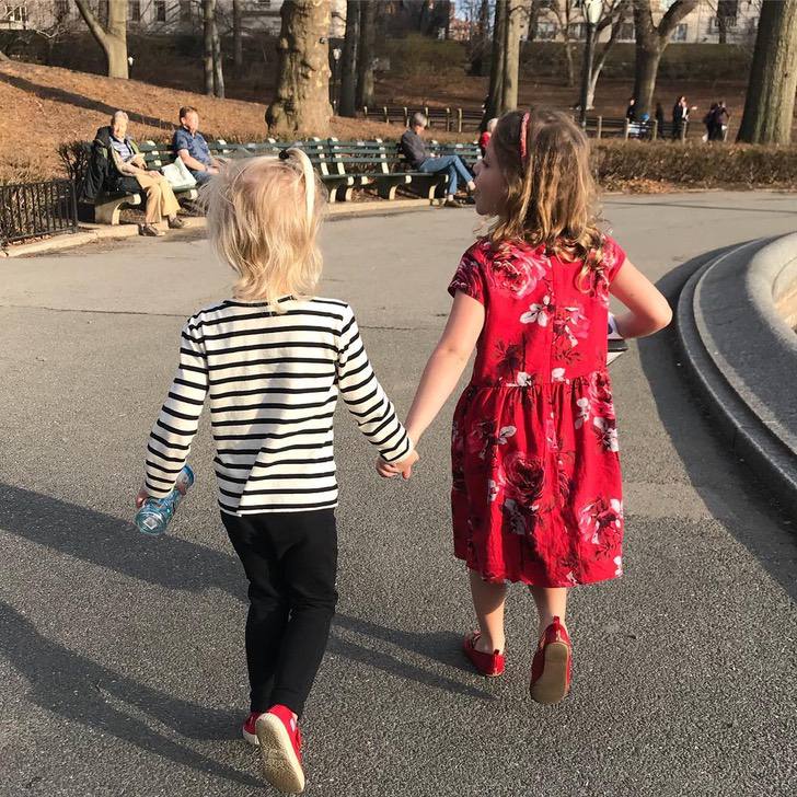 Drew Barrymore no se complica con los berrinches de su hija. Los convierte en cómicas sesiones de fotos