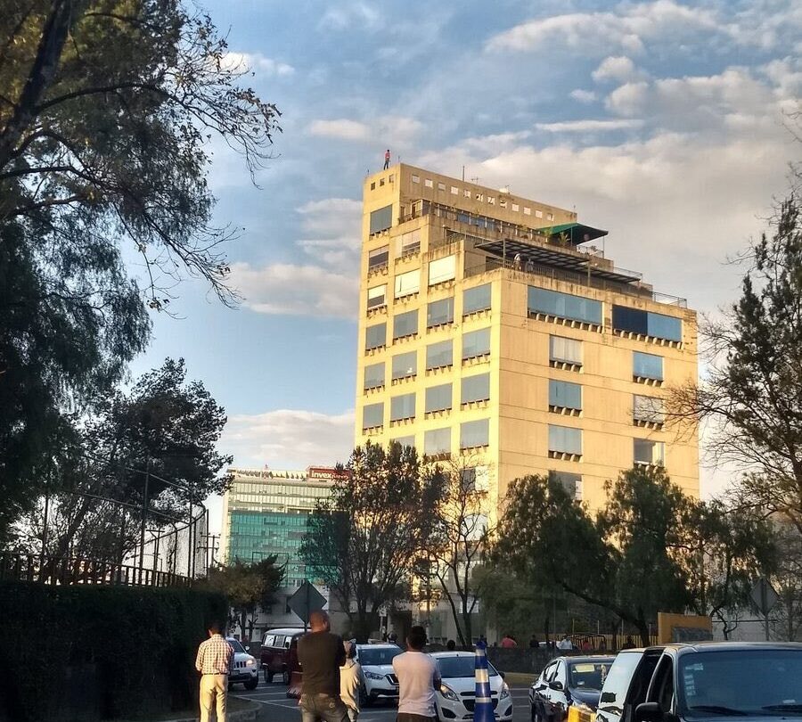CHICO SUICIDA SUBIÓ AL ULTIMO PISO Y AMENAZA CON AVENTARSE |
