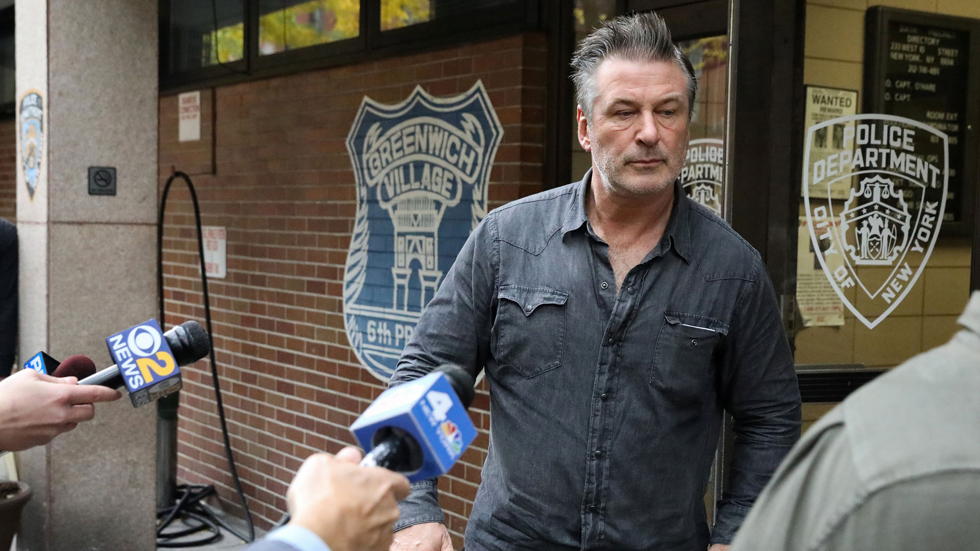 Alec Baldwin se declaró culpable en una pelea callejera y fue condenado a tomar clases para controlar su ira