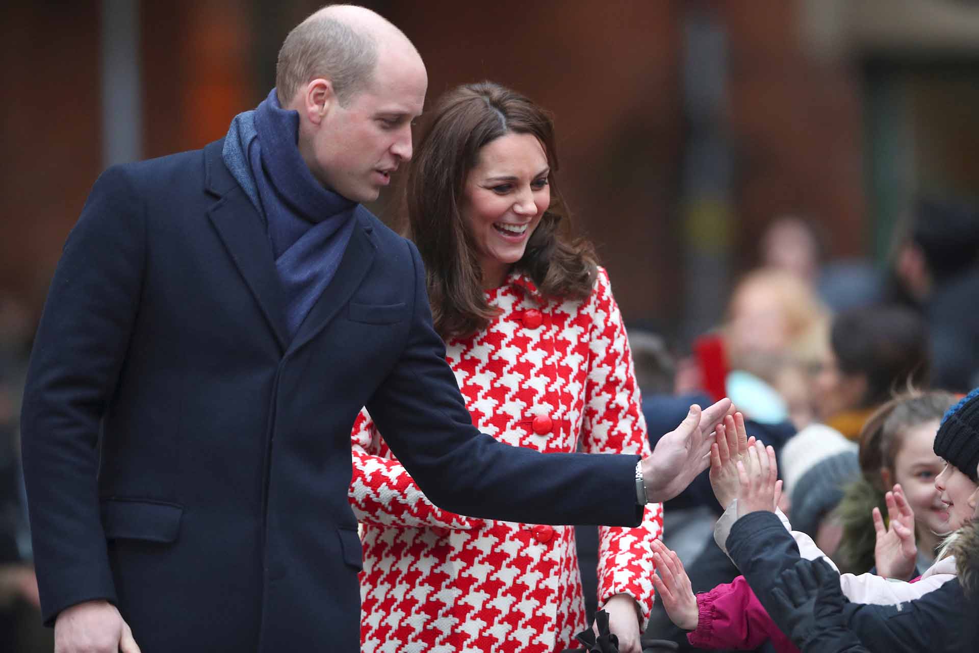 Los duques de Cambridge saludando a sus pequeños fanáticos durante un evento oficial