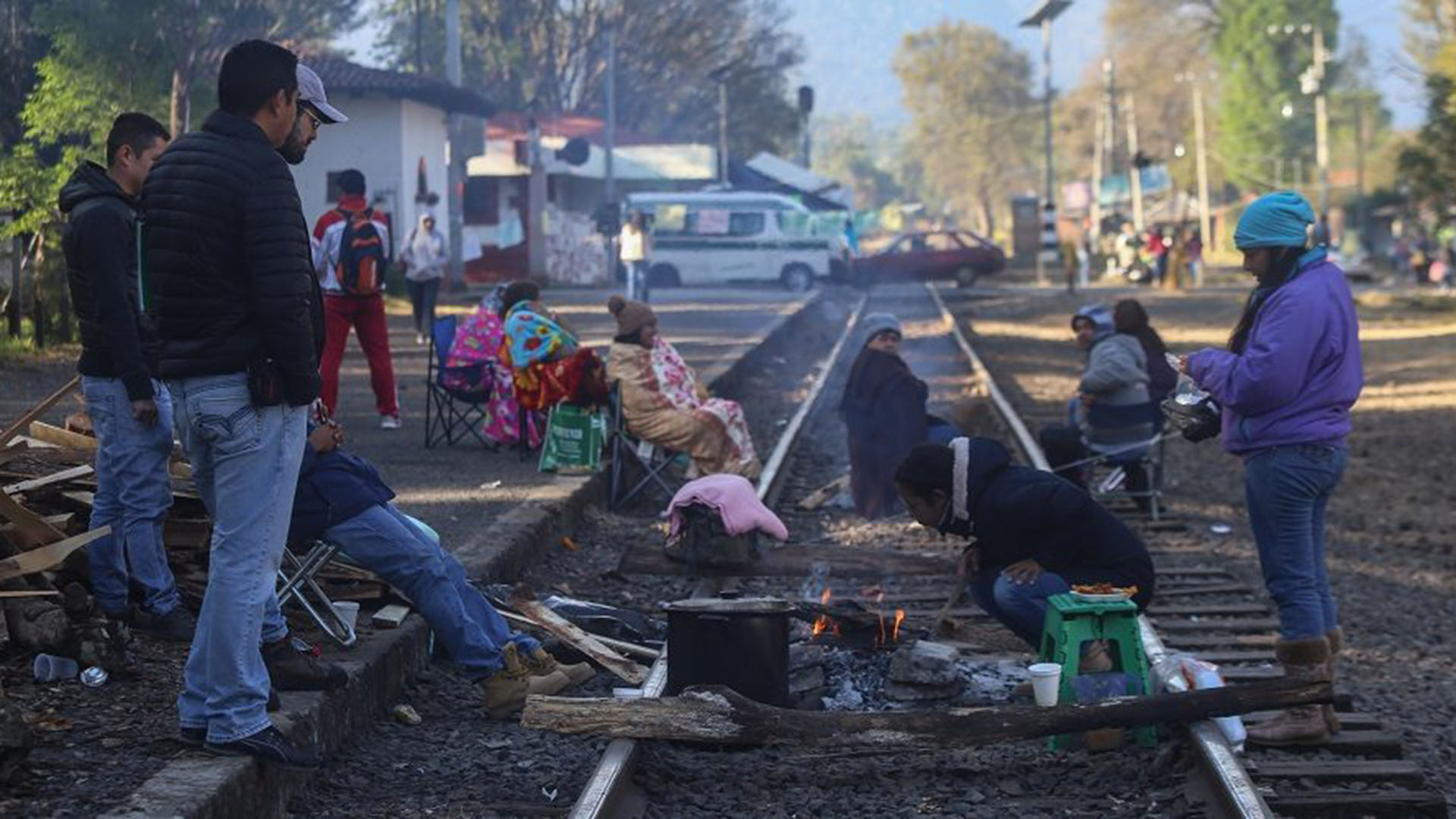 Los bloqueos de maestros las vías del tren están causando pérdidas millonarias. (Foto: Cuartoscuro)