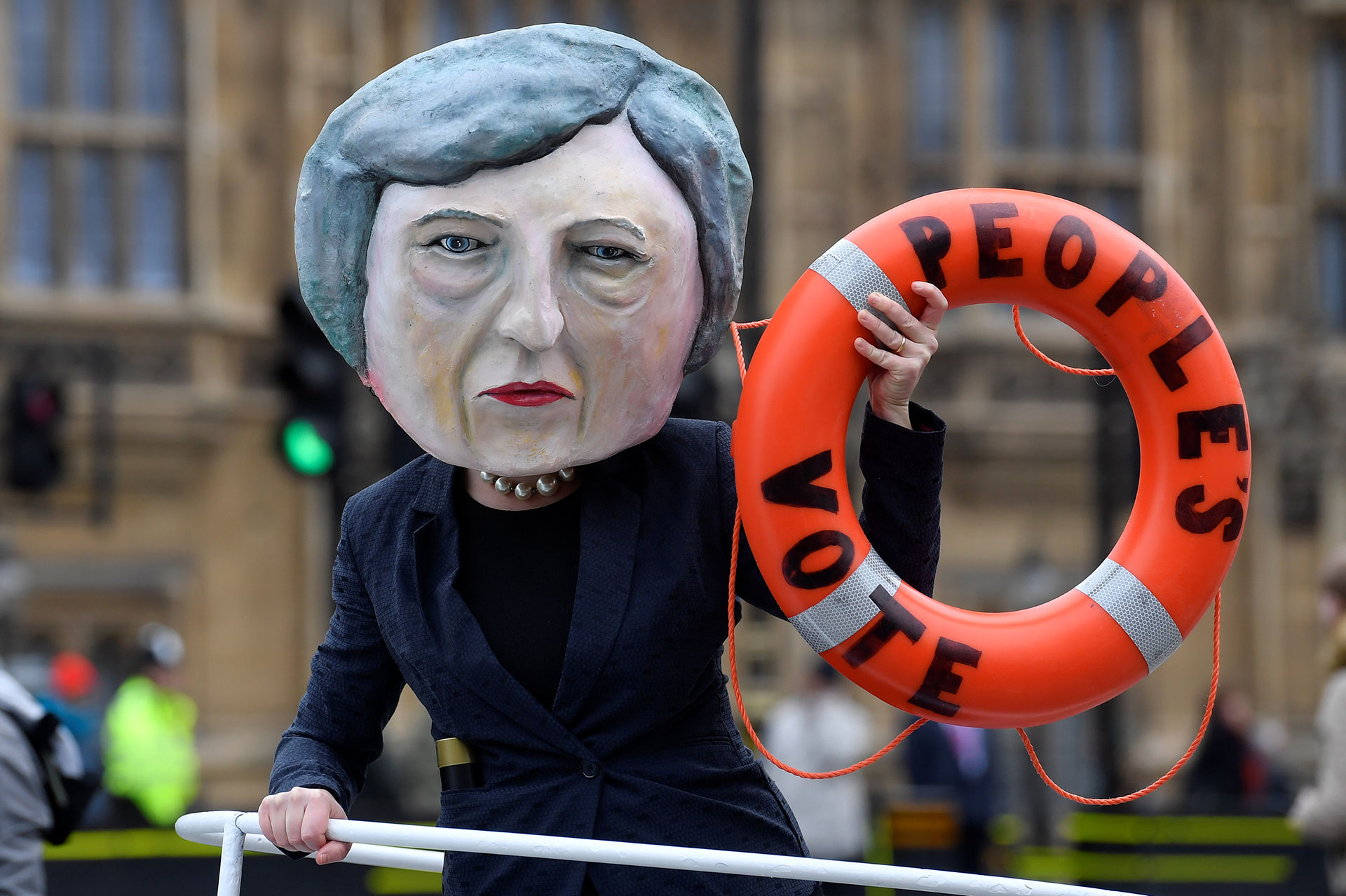 Una activista disfrazada de Theresa May promueve un segundo referéndum de Brexit, frente a las Cámaras del Parlamento en Londres, Gran Bretaña, el 15 de enero de 2019. (Reuters)