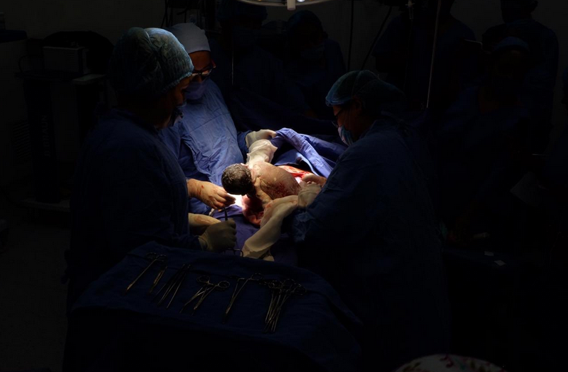 La madre entró a la sala de operaciones minutos antes de las 24:00 (Foto: cortesía IMSS)