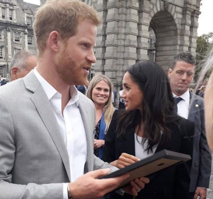 Una adolescente regala a Meghan y Harry un retrato de ellos hecho a mano. Quedan pasmados al verse