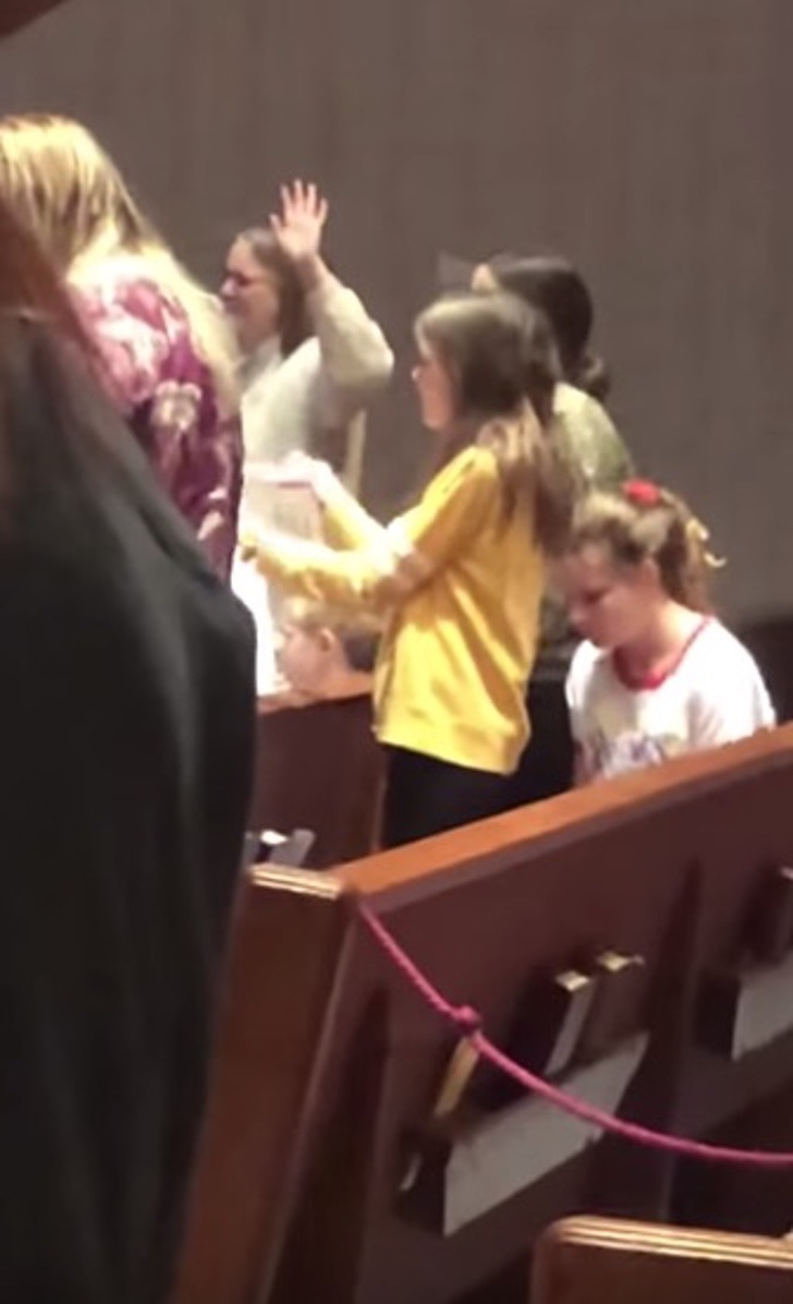 Niña baila la “Macarena” durante prédica cristiana. Aprovechó cuando todos elevaron los brazos