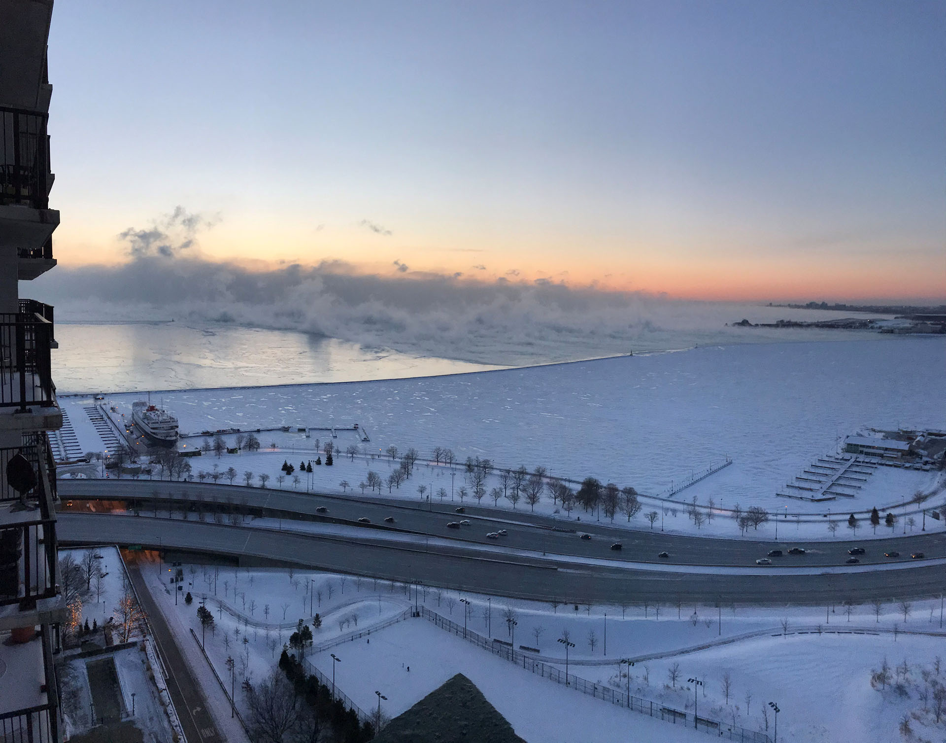 Vapor sobre un Lago Michigan casi totalmente congelado, en Chicago.