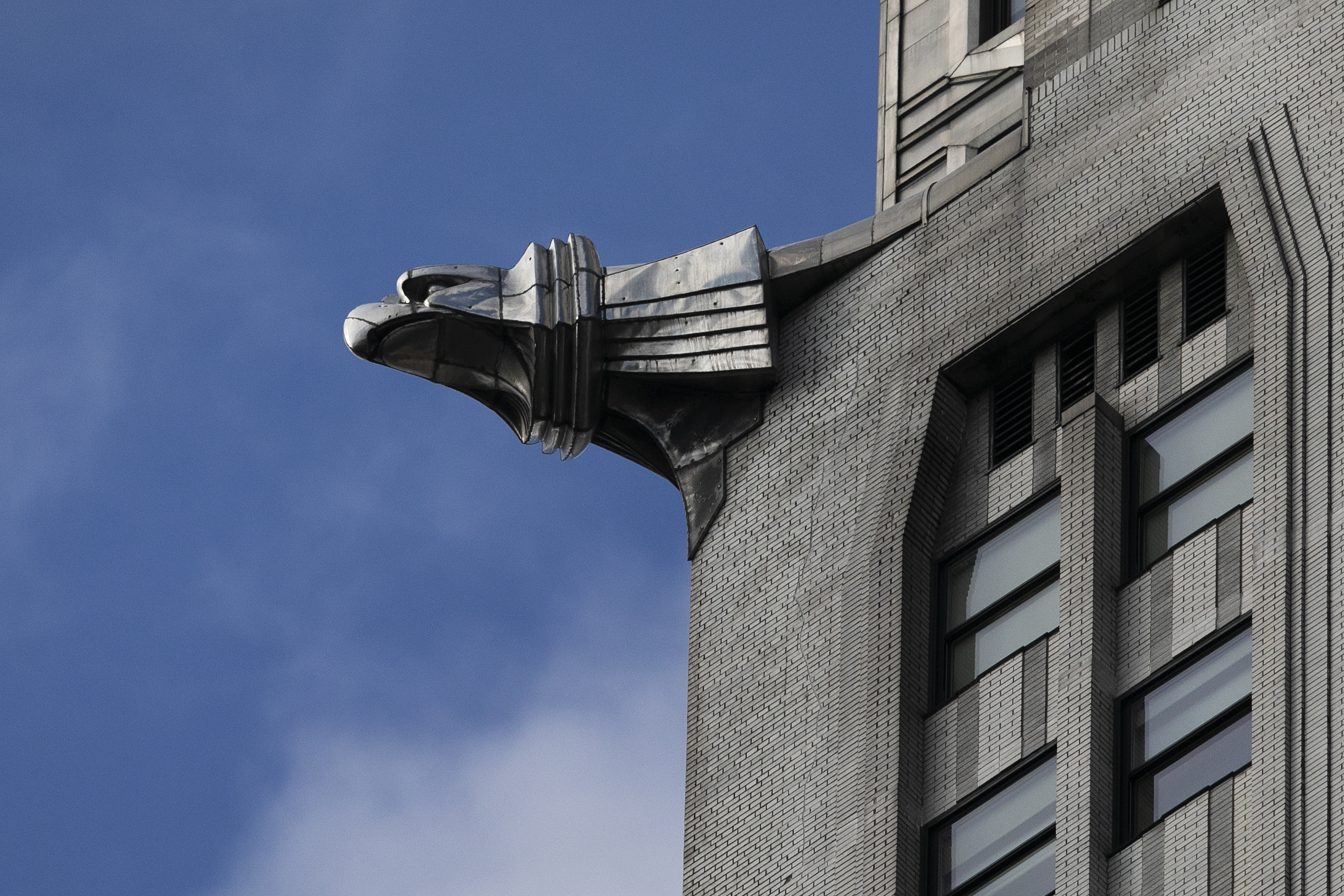 La escultura de un águila en el Edificio Chrysler el miércoles 9 de enero de 2019 en Nueva York. (AP Foto/Mark Lennihan)