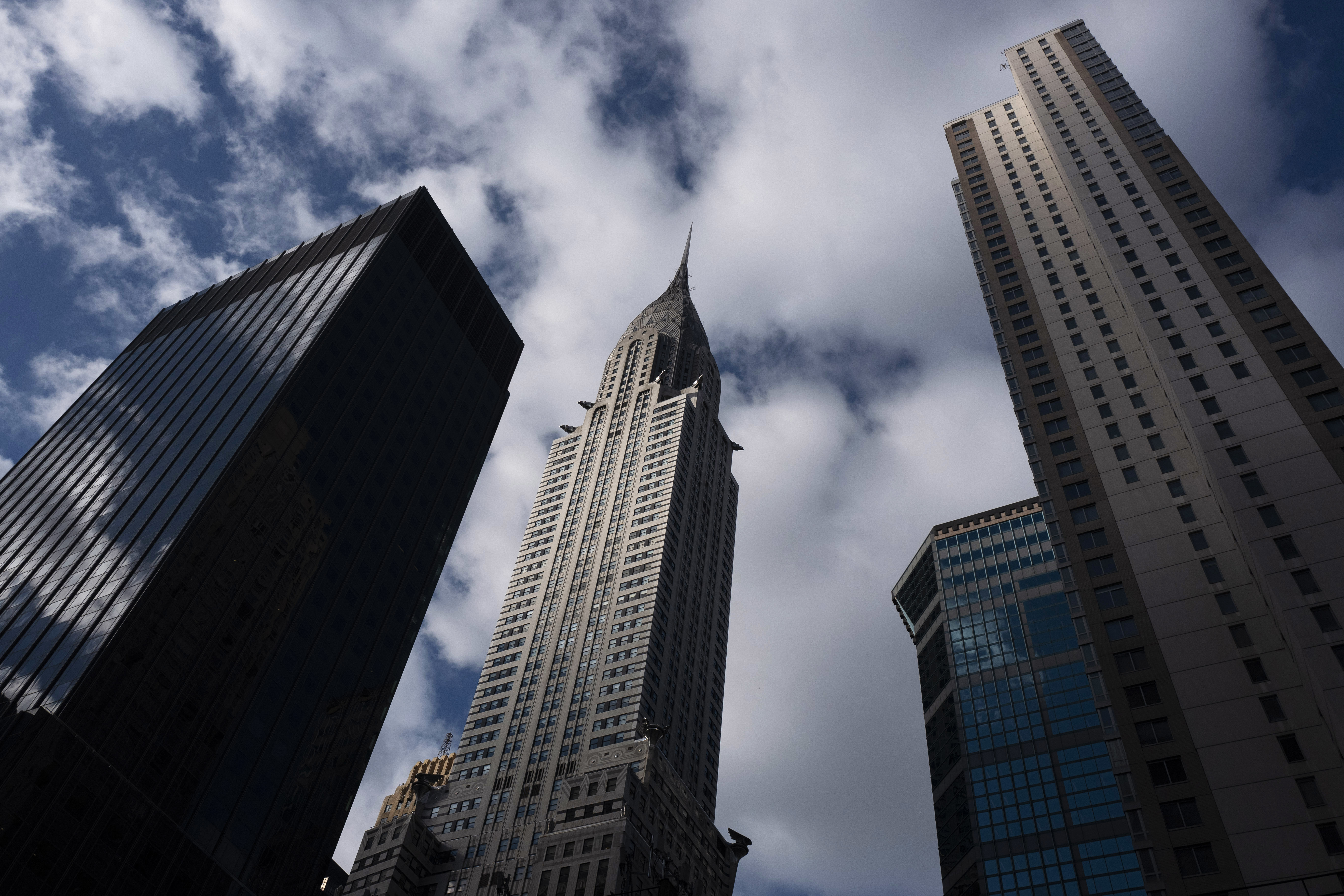 El Edificio Chrysler, centro, junto a otros rascacielos en el centro de Manhattan, el miércoles 9 de enero de 2019 en Nueva York. (AP Foto/Mark Lennihan)