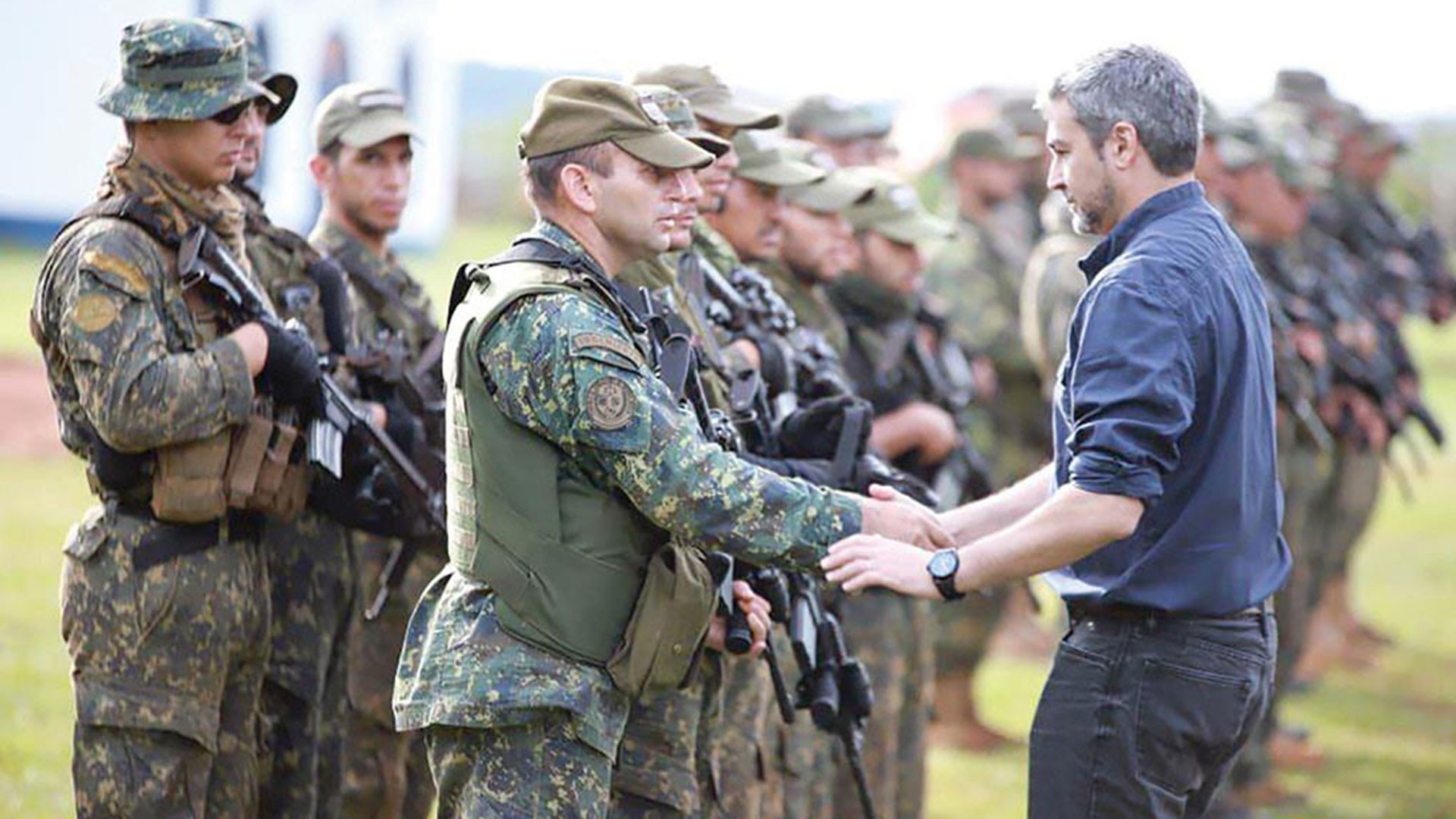 El presidente paraguayo Mario Abdo Benítez visita a los miembros de un cuerpo especial organizado para combatir a los insurgentes del Ejército Popular Paraguayo (EPP) el 24 de diciembre de 2018, inmediatamente después de un ataque de ese grupo guerrillero contra la hacienda Santa Teresa, ubicada en el departamento de San Pedro, cerca de Asunción, Paraguay. (Oficina del Presidente del Paraguay)