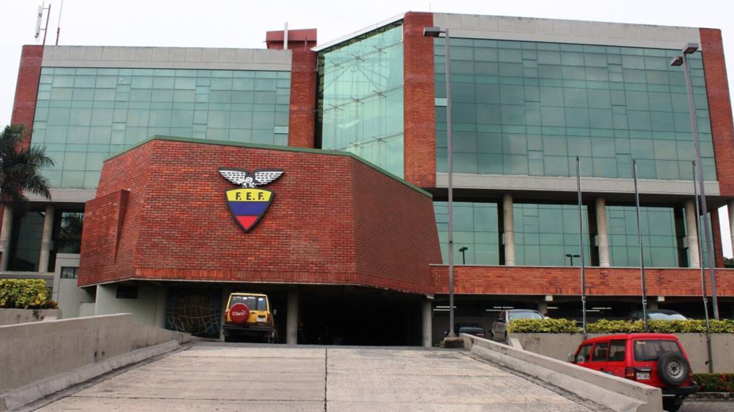 Alarma en Ecuador la federación de fútbol adeuda USD 500 mil y está en duda el reinicio del torneo |