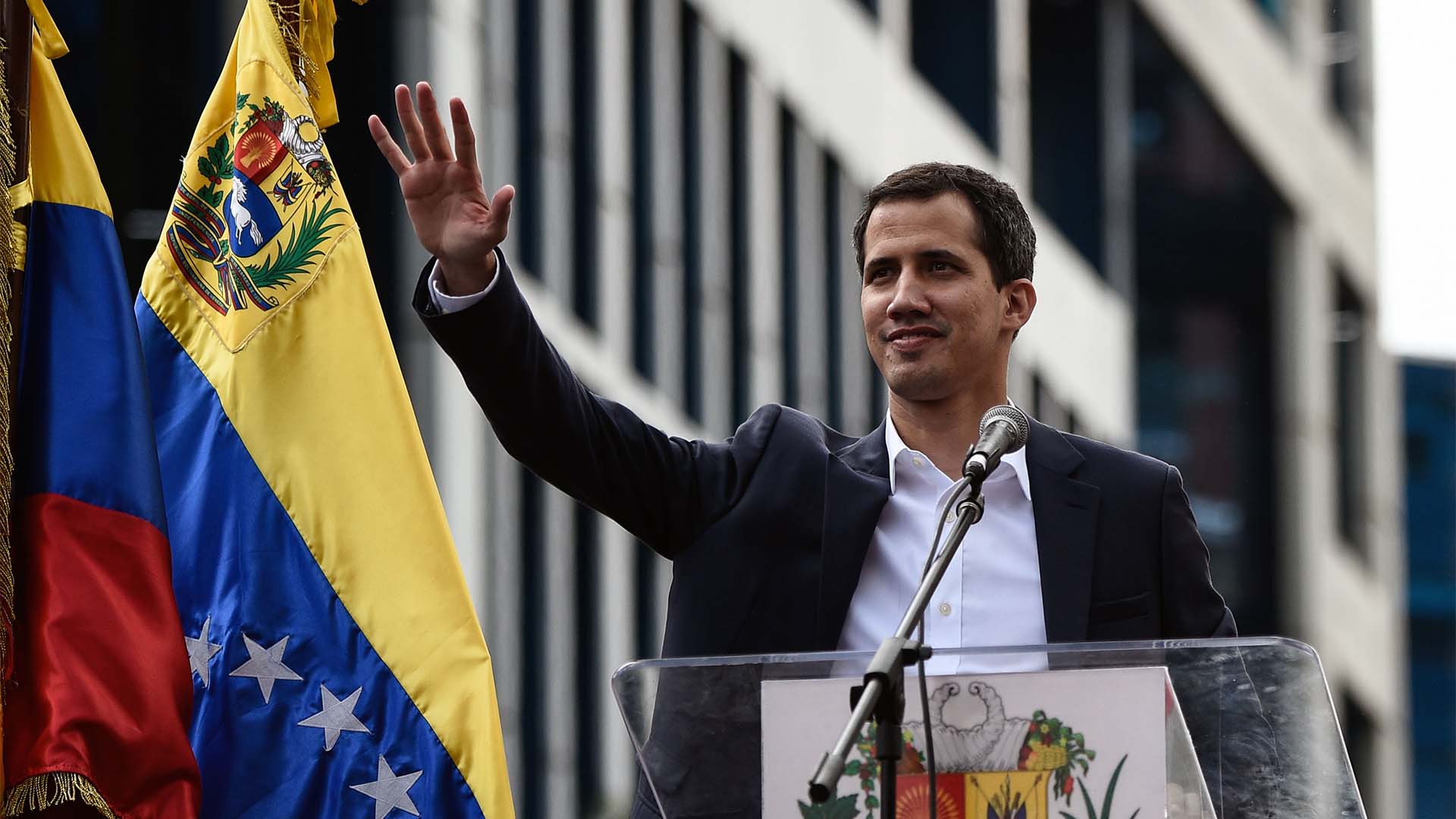 Los venezolanos salen a las calles para protestar contra el régimen de Maduro y la policía reprime con gases lacrimógenos