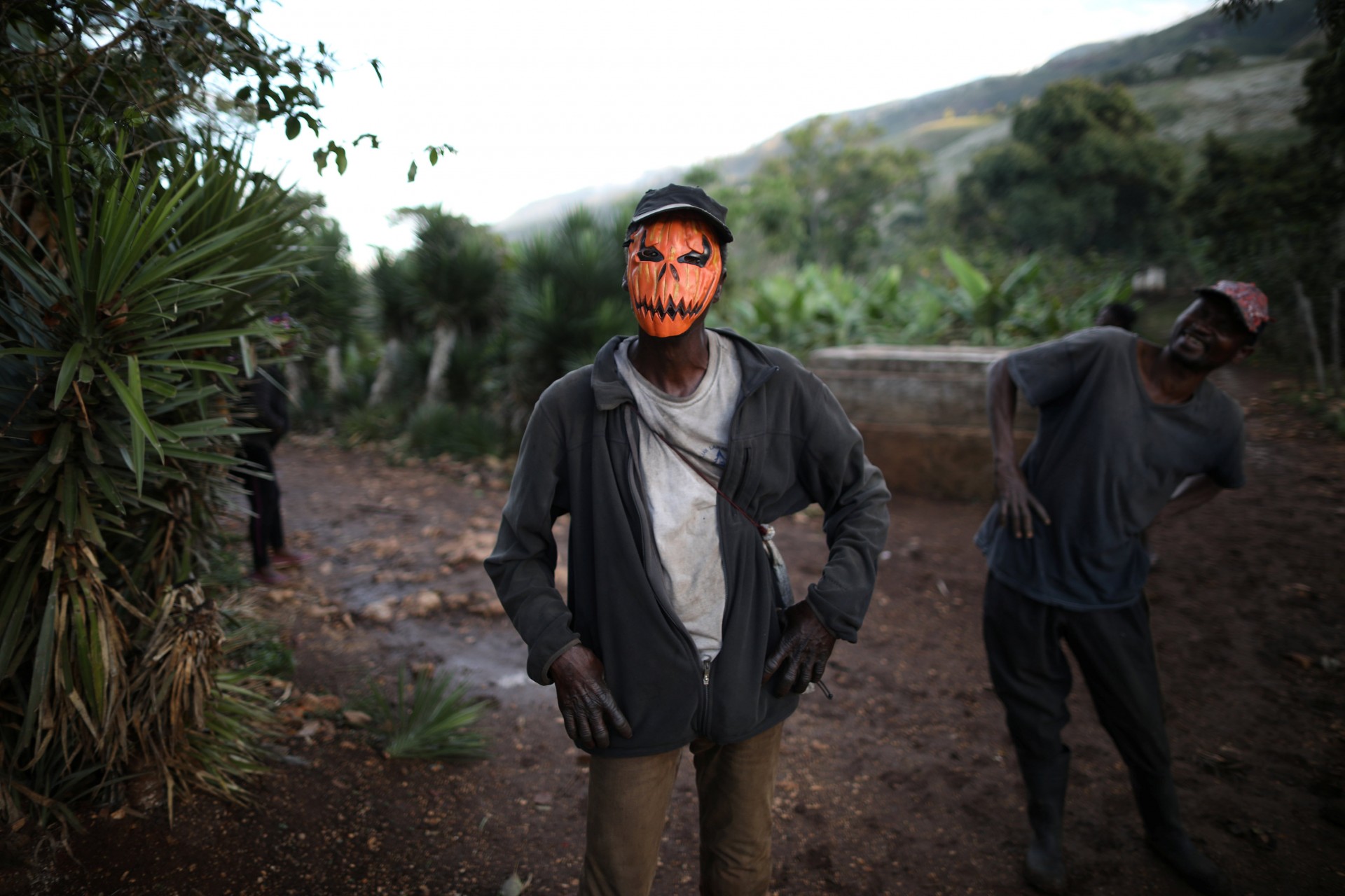 Un hombre sordo se detiene usando una máscara de calabaza en una calle en Boucan Ferdinand, Haití, 7 de abril de 2018.