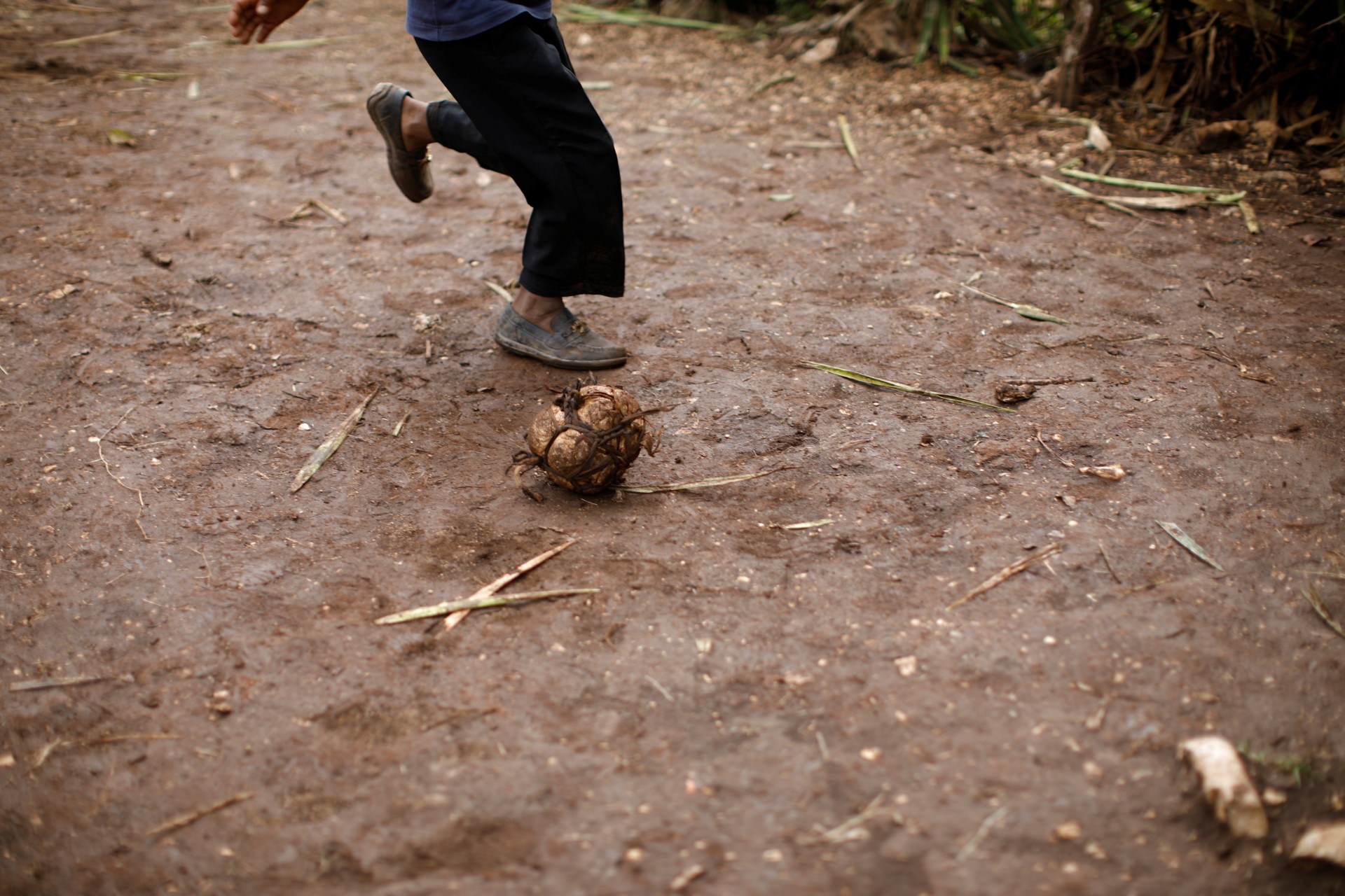 Un niño juega con una pelota improvisada en Boucan Ferdinand, Haití, 10 de octubre de 2018.