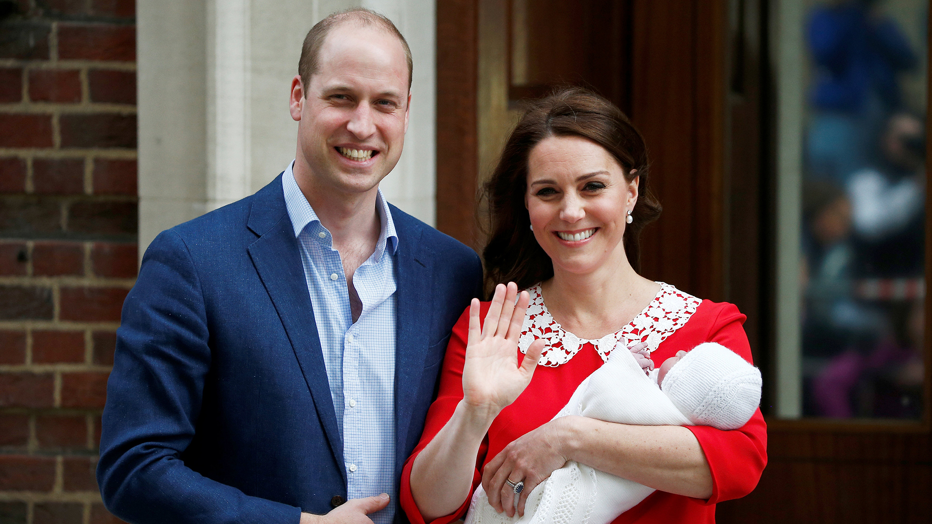 La pareja real con Louis,  quinto lugar en la línea de sucesión al trono británico, tras su abuelo el príncipe Carlos, su padre el duque de Cambridge y sus hermanos mayores el príncipe George de Cambridge y la princesa Charlotte de Cambridge