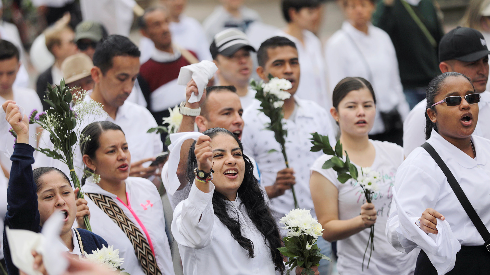 Los manifestantes se movilizaron con flores blancas (REUTERS/Luisa Gonzalez)