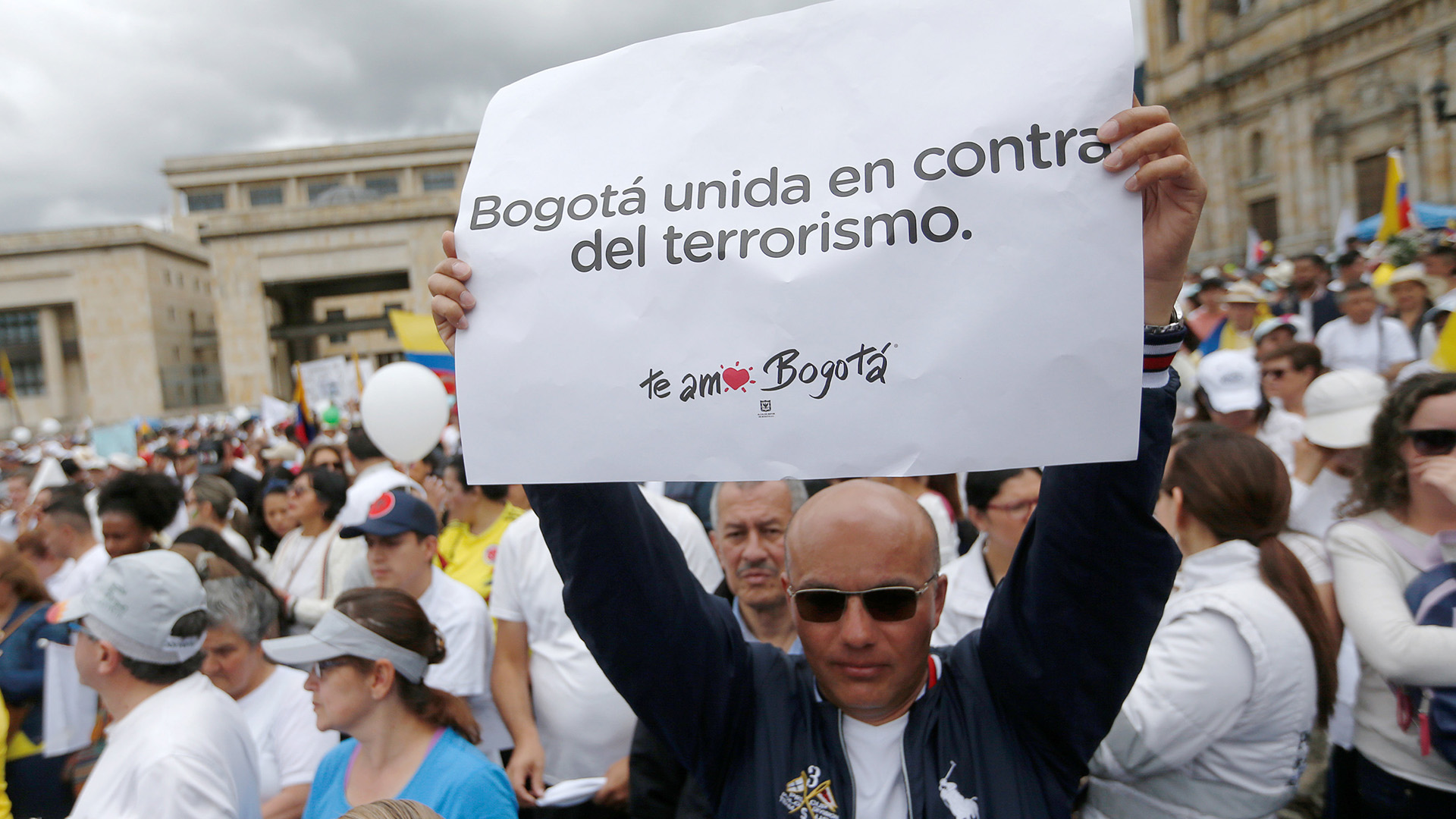 Miles de colombianos se congregaron en Bogotá para repudiar el ataque con coche bomba (REUTERS/Luisa Gonzalez)