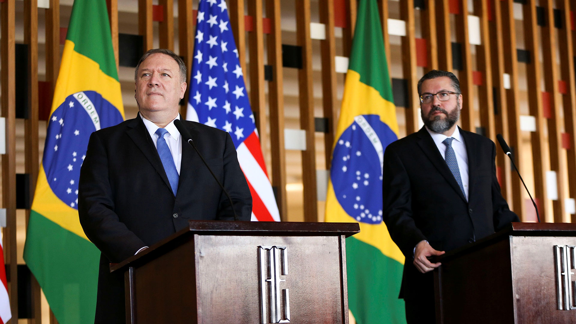 Mike Pompeo junto a Ernesto Araújo (Reuters)