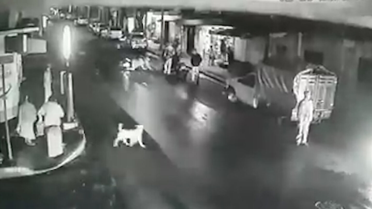VIDEO Arrojó aceite al asfalto e hizo derrapar a varios motociclistas |