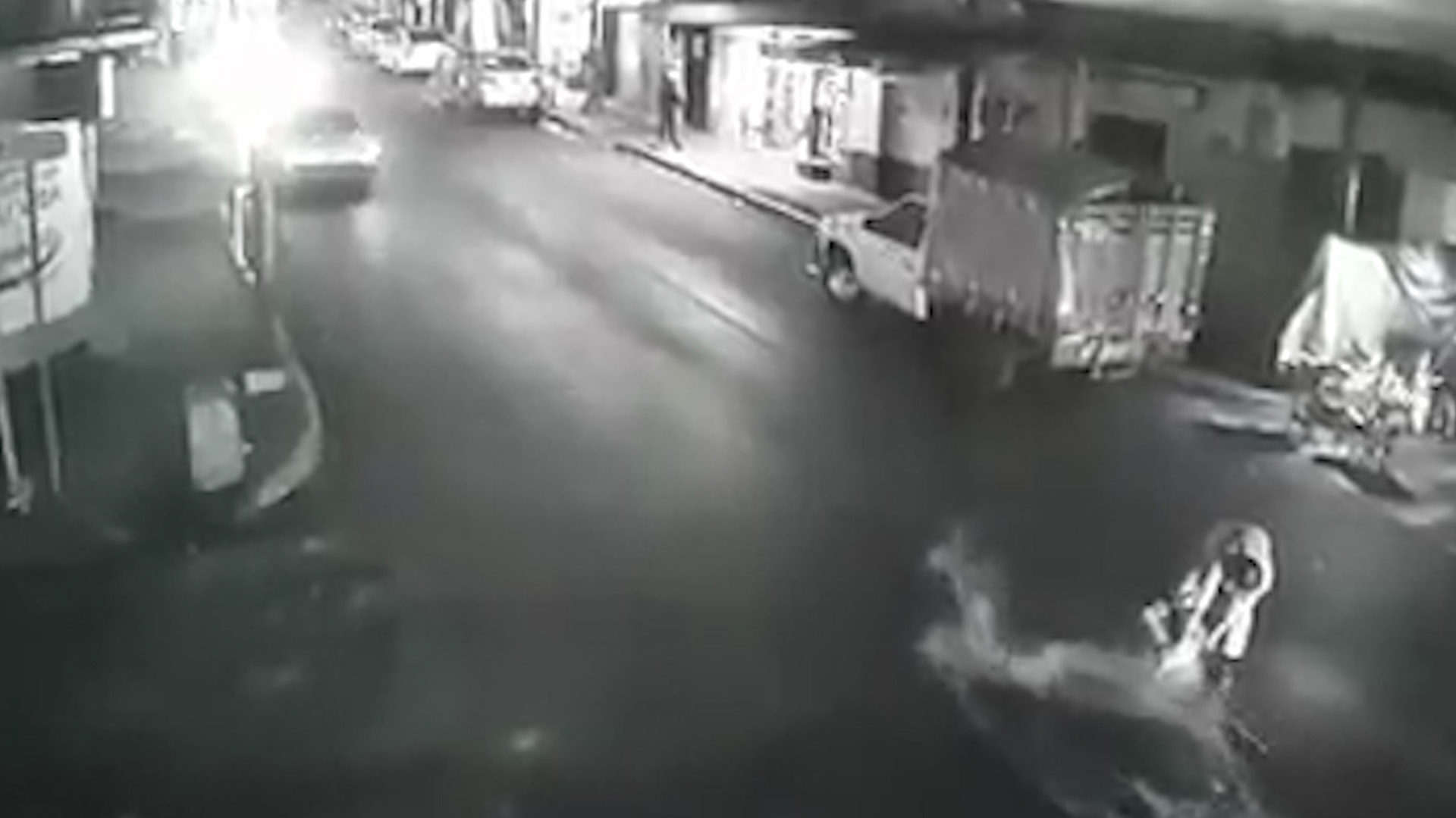 El hombre tira el aceite sobre la calle (Foto: Captura de pantalla de video de FacebookNoticias Álvaro Obregón Oficial)