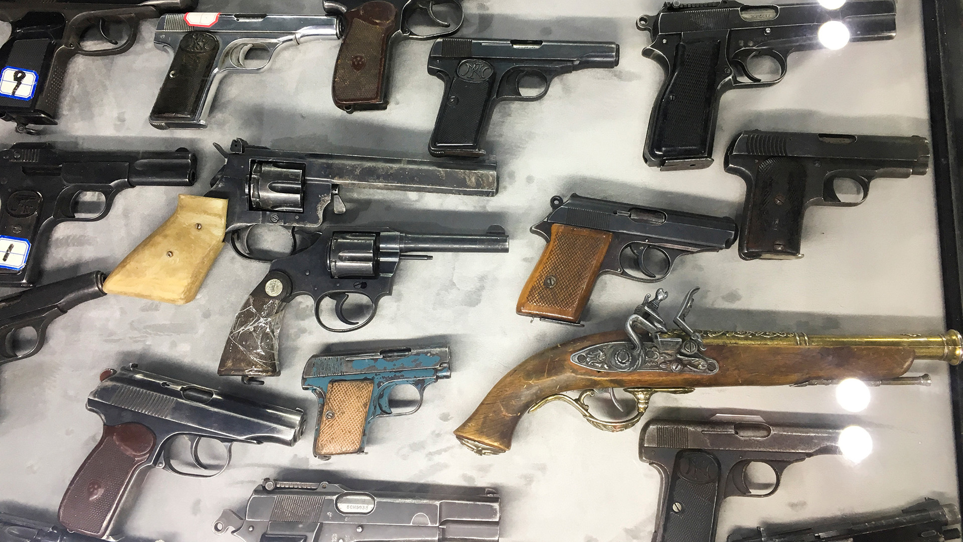 El arsenal de armas confiscadas a uigures. Abajo a la derecha, una réplica de una pistola de avancarga del siglo XVII (Reuters)