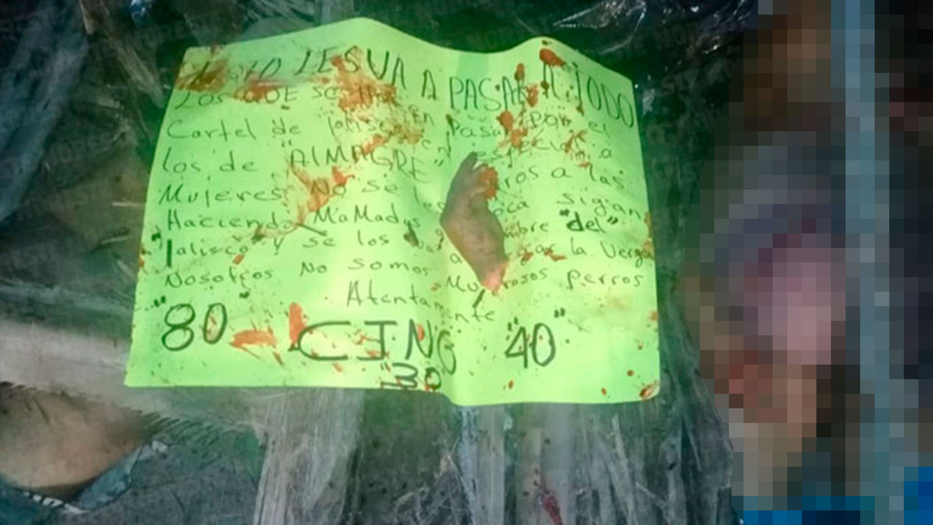 El mensaje de amenaza apareció sobre los cuerpos mutilados. (Foto: Especial)