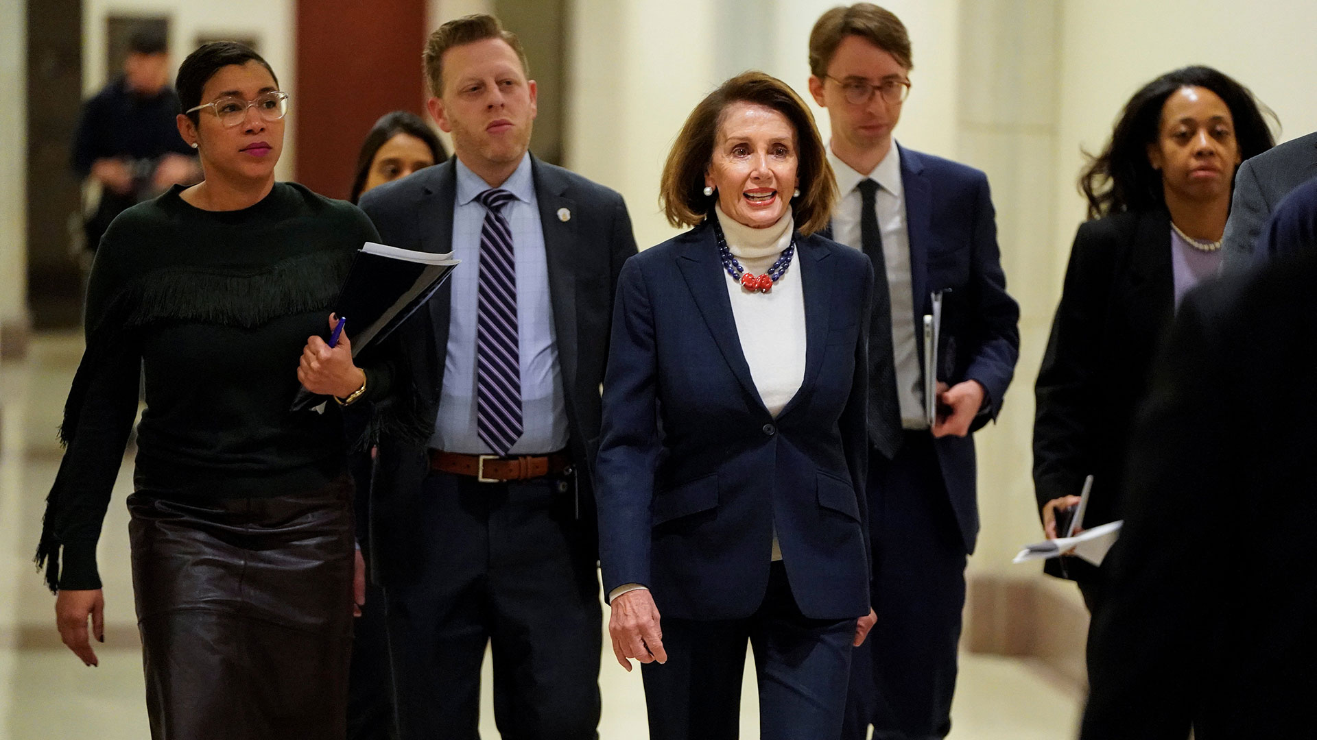 La líder demócrata en el Congreso, Nancy Pelosi, y su equipo (Reuters)